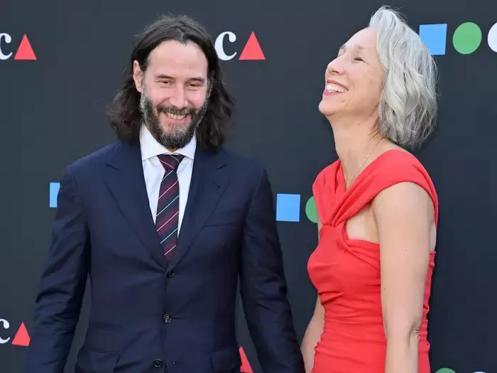 基努李維 Keanu Reeves 意外放閃！自爆近期最開心的事：「和我的 honey 躺在床上咯咯的笑！」