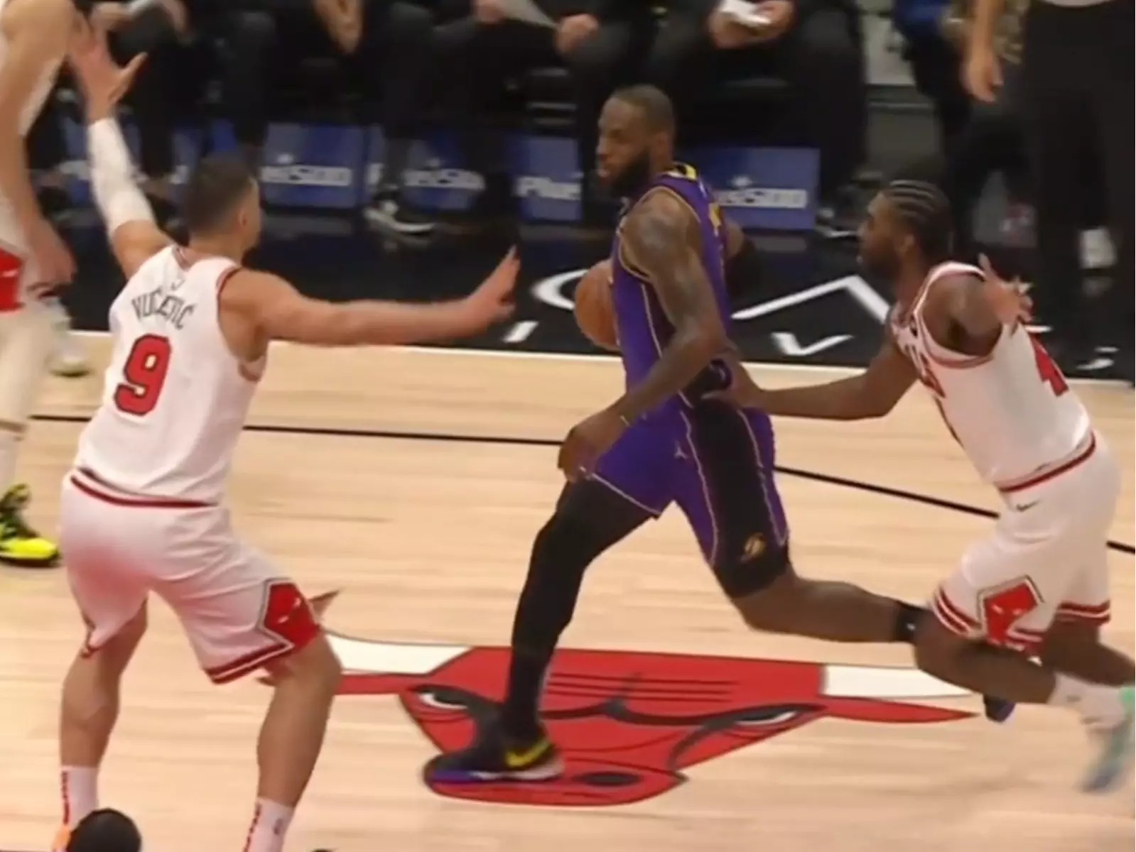 NBA／詹皇 LeBron James 誇張走步讓場邊球評也忍不住虧爆：「他有記得帶護照嗎？」