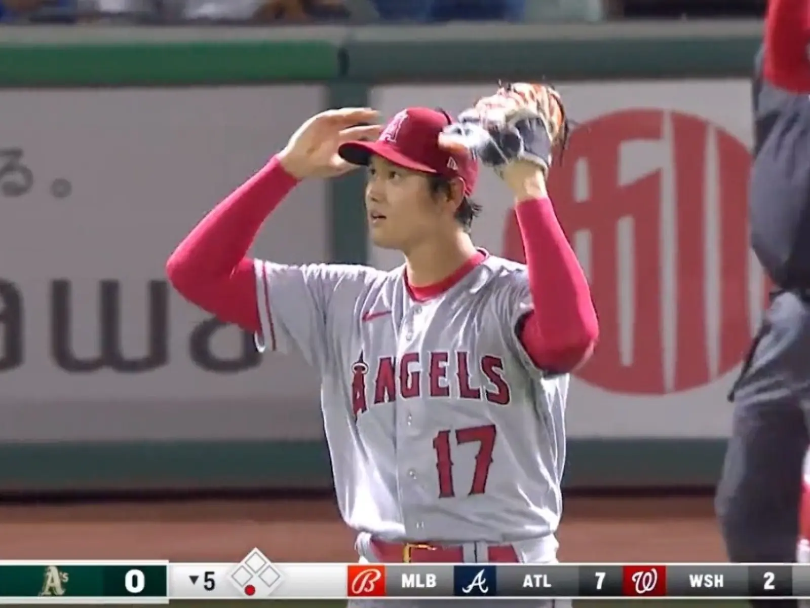MLB／洛杉磯天使 Hunter Renfroe「不看球」接殺太狂，大谷翔平抱頭看傻！