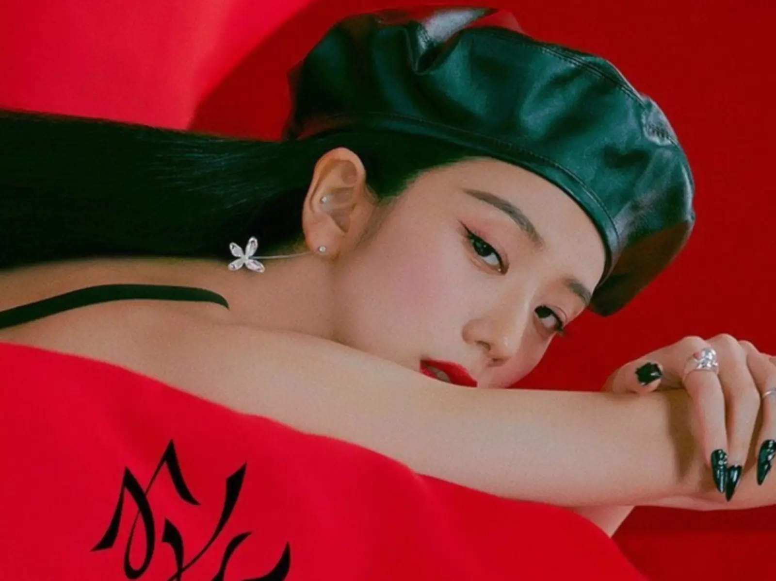 BLACKPINK Jisoo 單曲專輯《ME》狂破紀錄！一口氣換 11 套造型，龐克紅髮、煙燻妝⋯通通來！