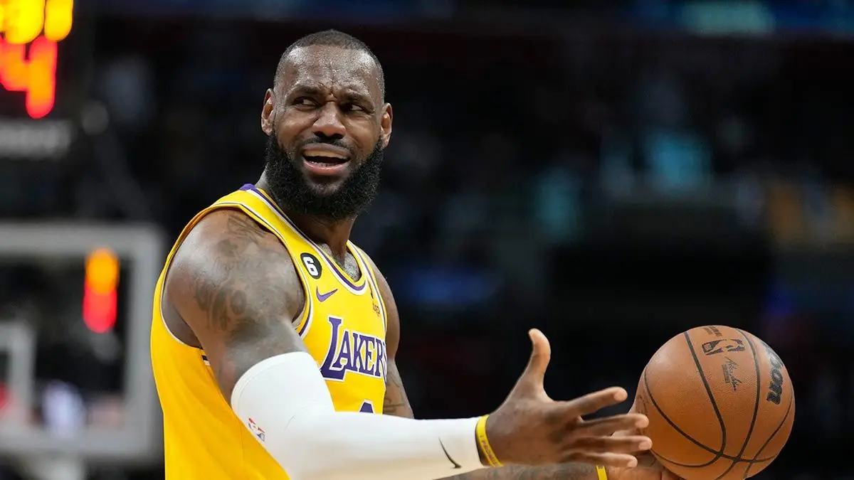 NBA／詹皇 LeBron James 切入分球傳給板凳席的 Westbrook，遭對方虧：「傳得真好！」