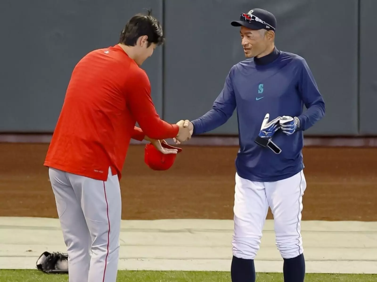 大谷翔平在球場巧遇前輩鈴木一朗，立刻停止熱身並奔過去鞠躬敬禮！