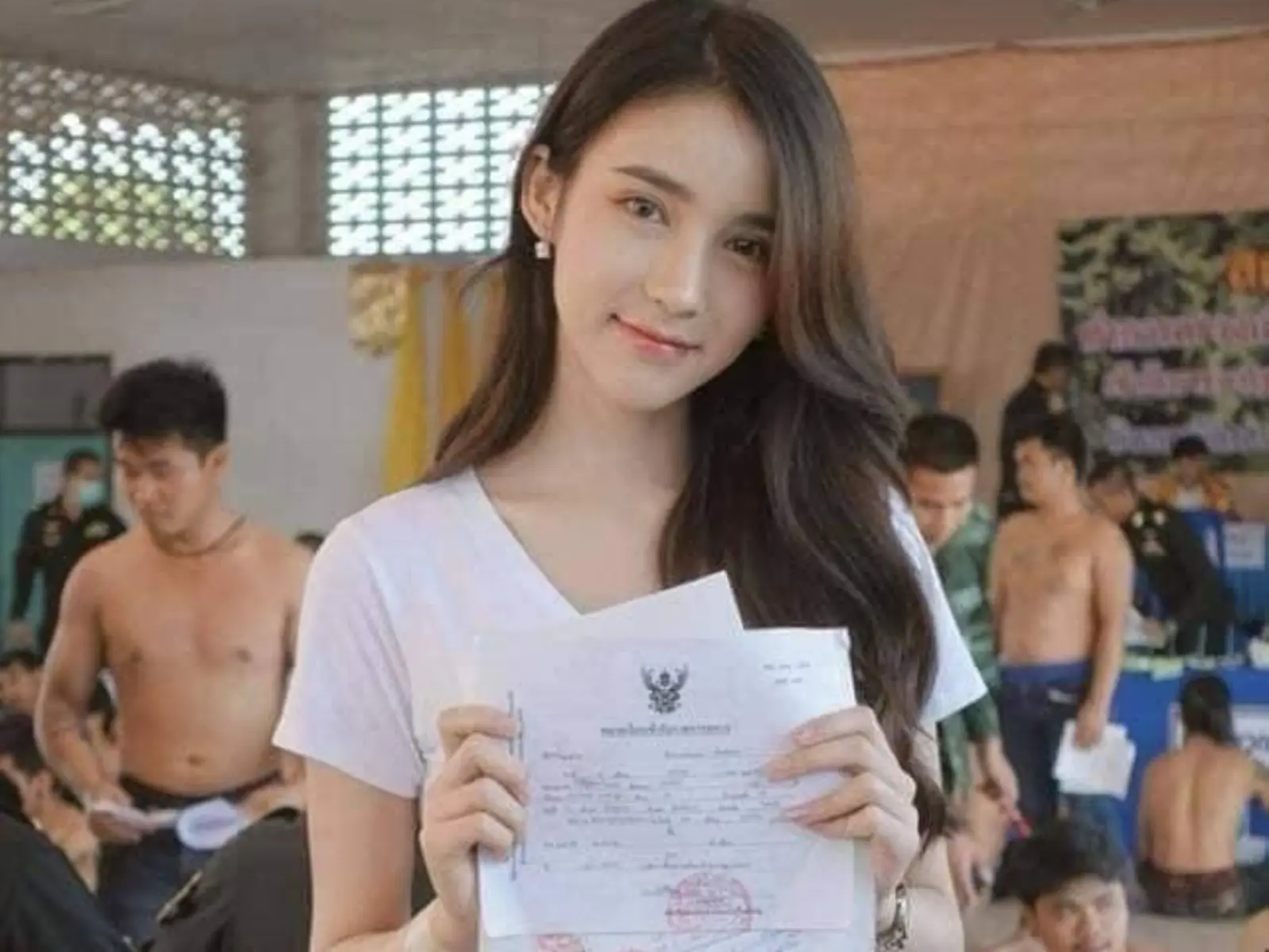 泰國徵兵現場驚見多位「變性正妹」，連「泰版 Angelababy」都在其中！