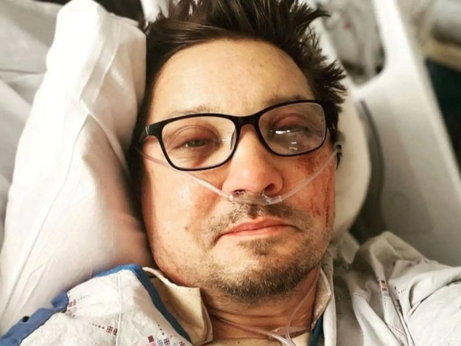 傑瑞米雷納 Jeremy Renner 遭鏟雪車碾後，僅花 3 個月奇蹟康復為粉絲簽名！