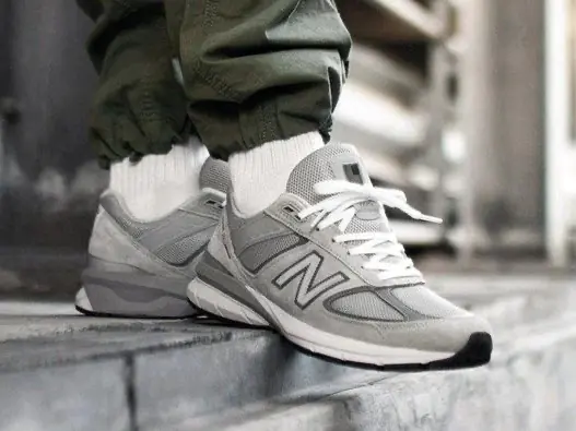 10 雙「高 CP 值經典球鞋」盤點：Nike Air Force 1、New Balance 990 等百搭款永不過時！