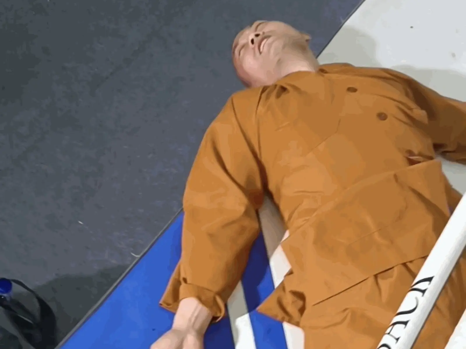 少林版《拳上》！武僧與業餘拳擊手打擂台，慘遭對手爆打 2 分鐘直接 KO！