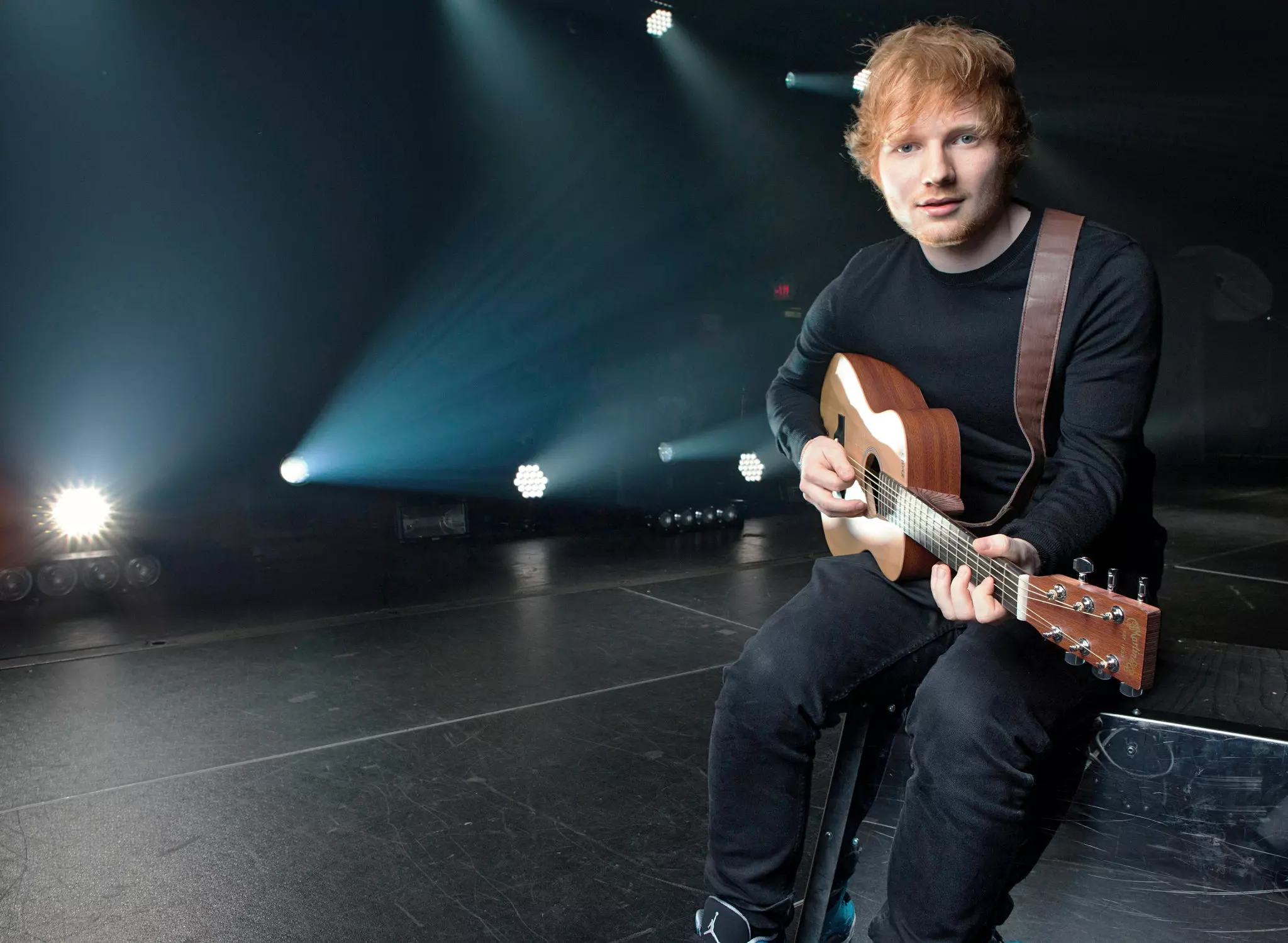 紅髮艾德 Ed Sheeran 驚喜現身紐約地鐵站即興演唱，大方送粉絲演唱會門票！