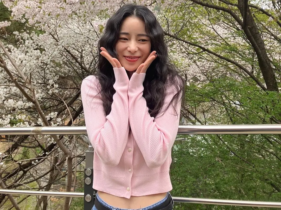 《黑暗榮耀》林智妍曬甜笑美照，浪漫捲髮引歪樓：「這次請誰試電捲棒？」