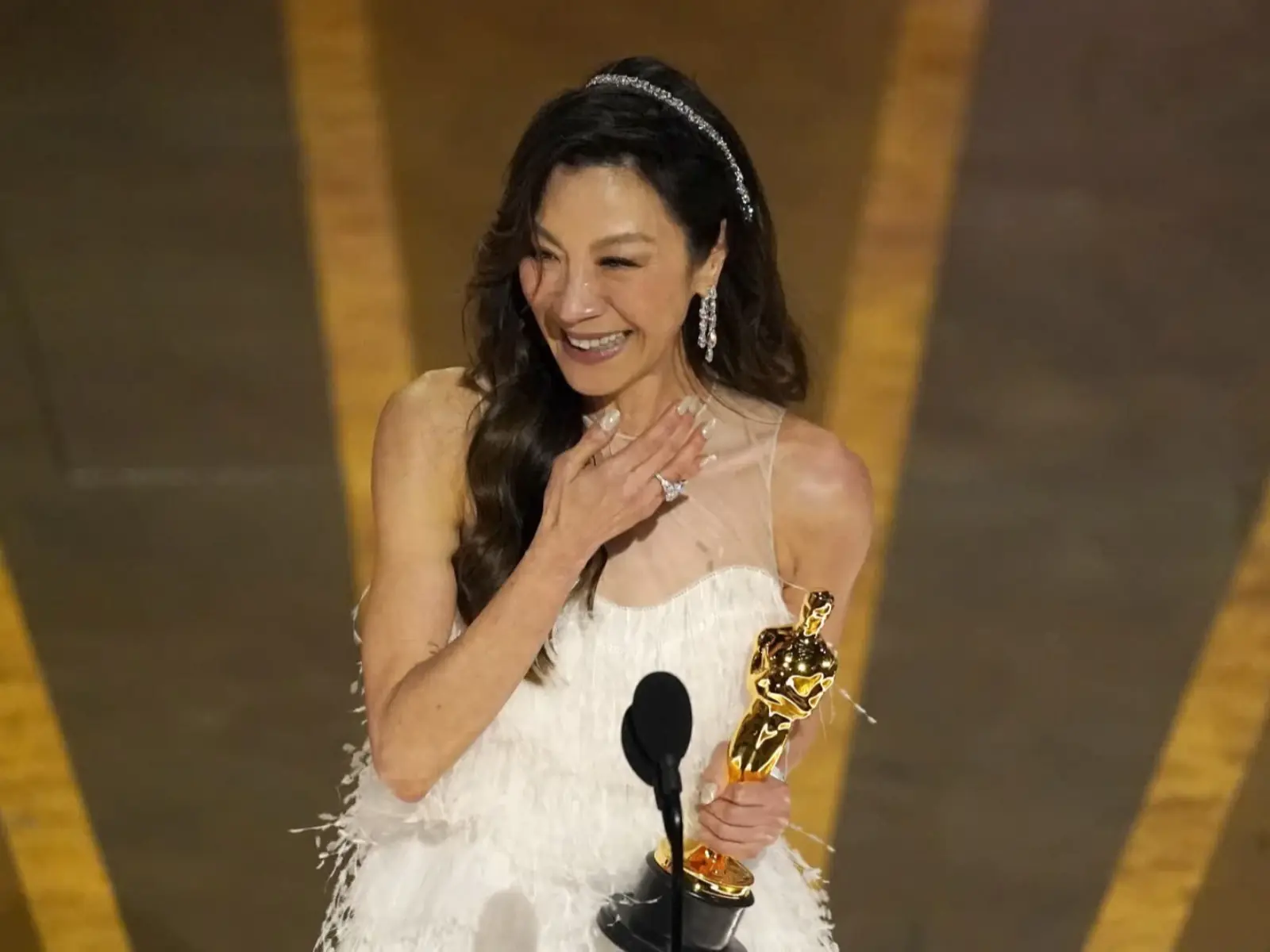 奧斯卡影后楊紫瓊 Michelle Yeoh 攜獎盃光榮返鄉，和已故父親分享喜悅！