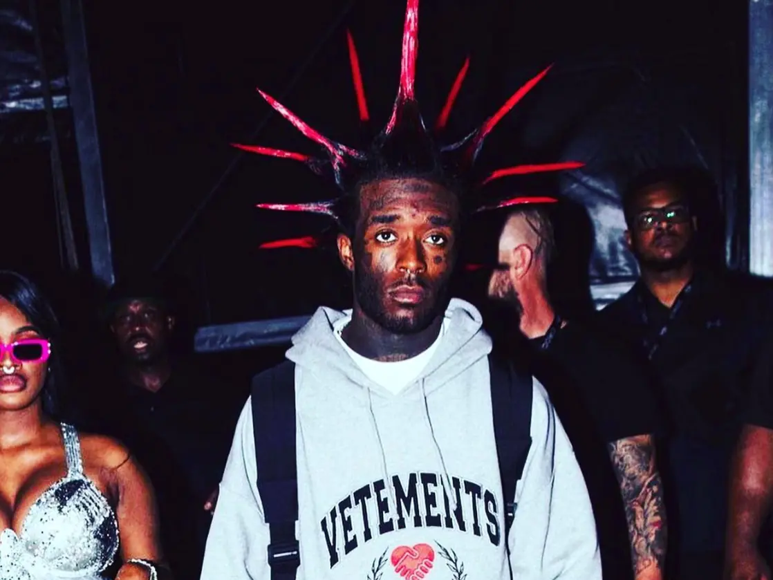 饒舌歌手 Lil Uzi vert 又搞事？在舌頭上刺上倒十字還提到撒旦，網友怒批不再聽他的歌 ！