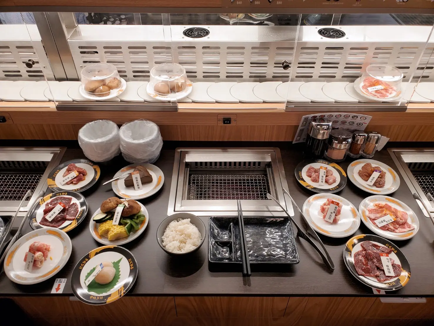 2025 全台 6 家「迴轉燒肉」推薦：迴饗吃到飽、肉執事⋯一盤只要 39 元，一個人就能開吃！