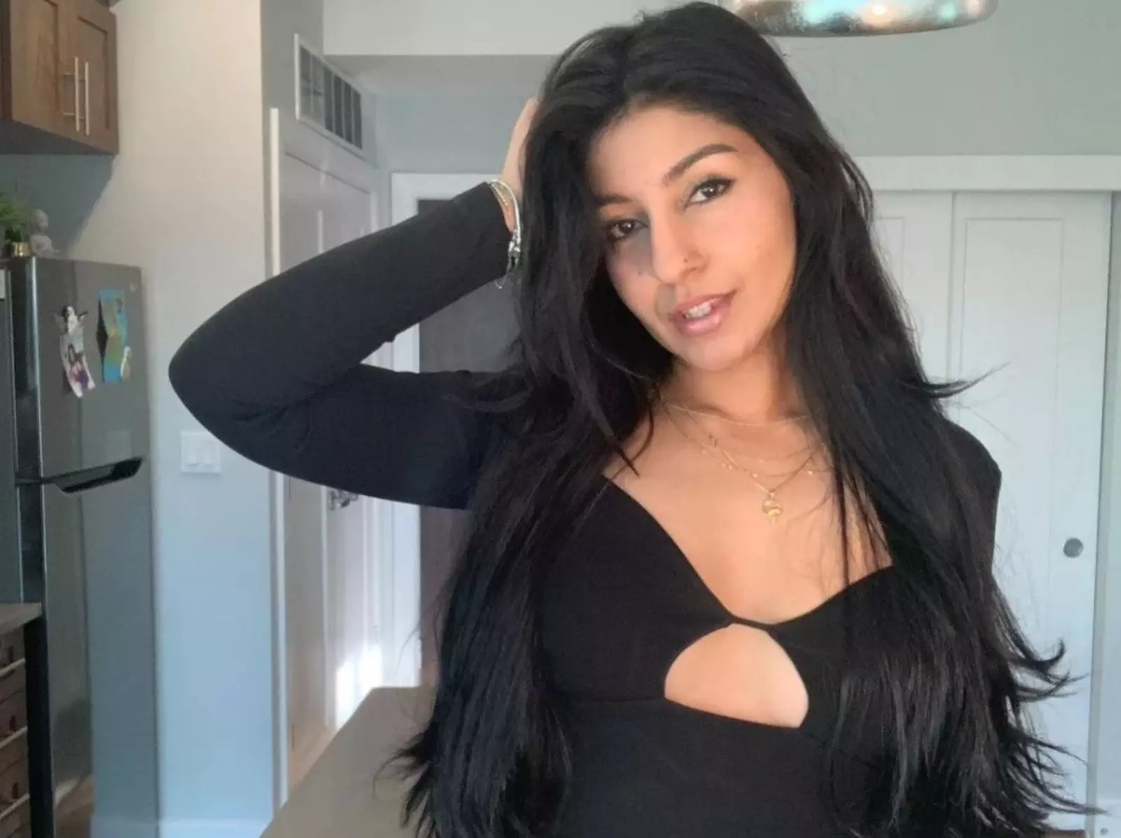 加拿大正妹因與前 AV 女優 Mia Khalifa 撞臉遭騷擾，最後竟然直接進軍成人界拍片！