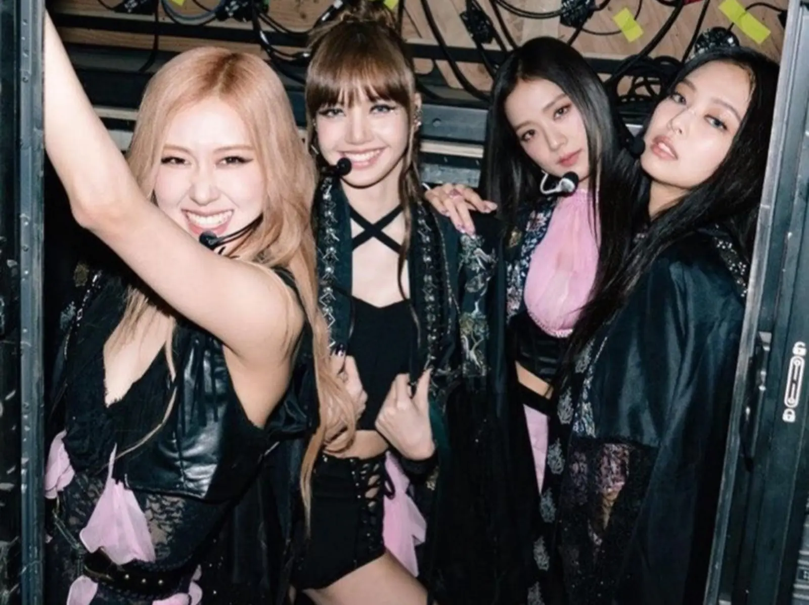 BLACKPINK 解散了嗎？粉絲從演唱會行程安排、歌曲解析、代言⋯「3 線索」分析 YG 續約穩了！