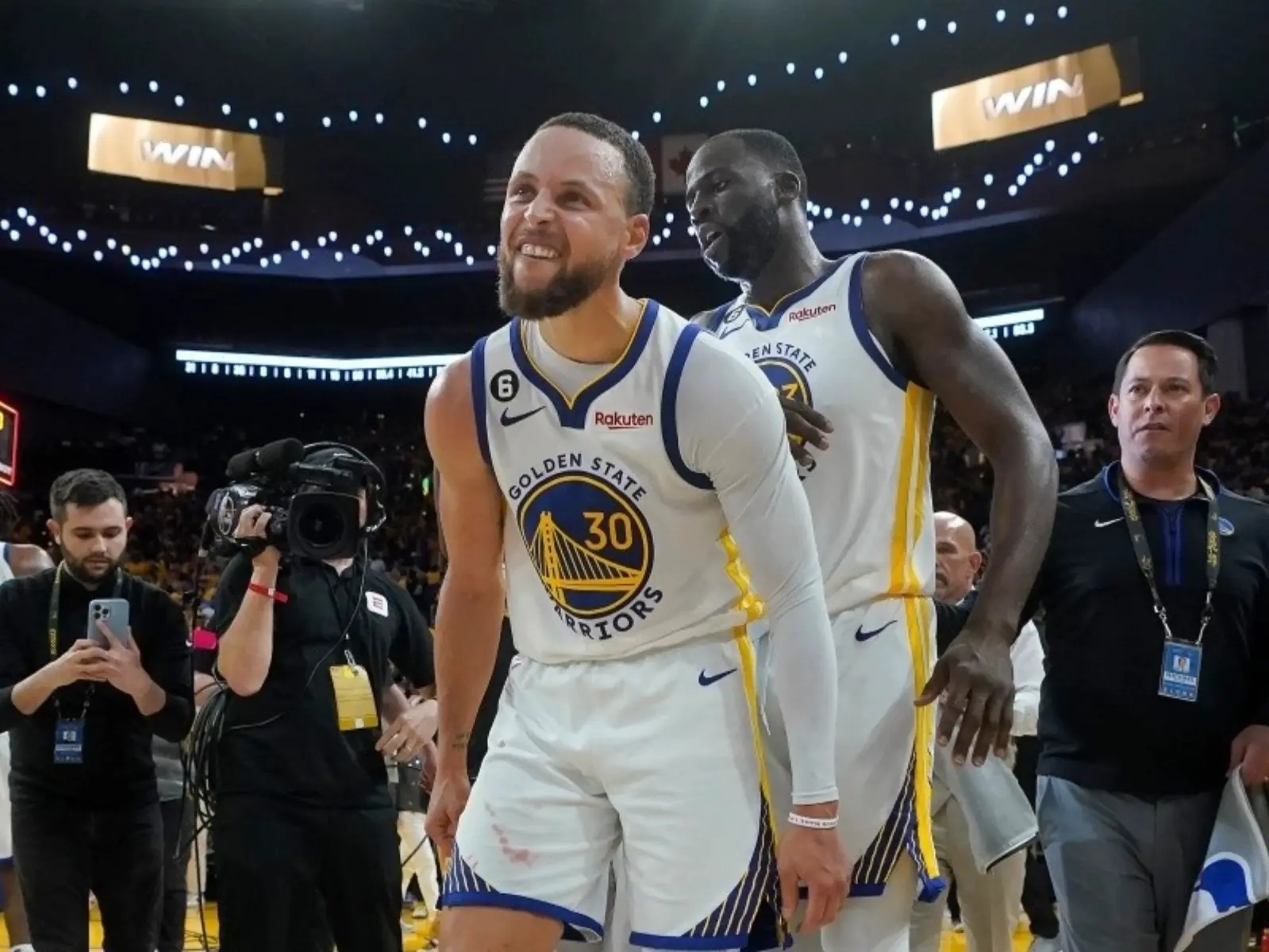 NBA 季後賽／Curry 錯喊暫停讓教練 Kerr 當場崩潰，勇士驚險擊敗國王將系列賽扳平！