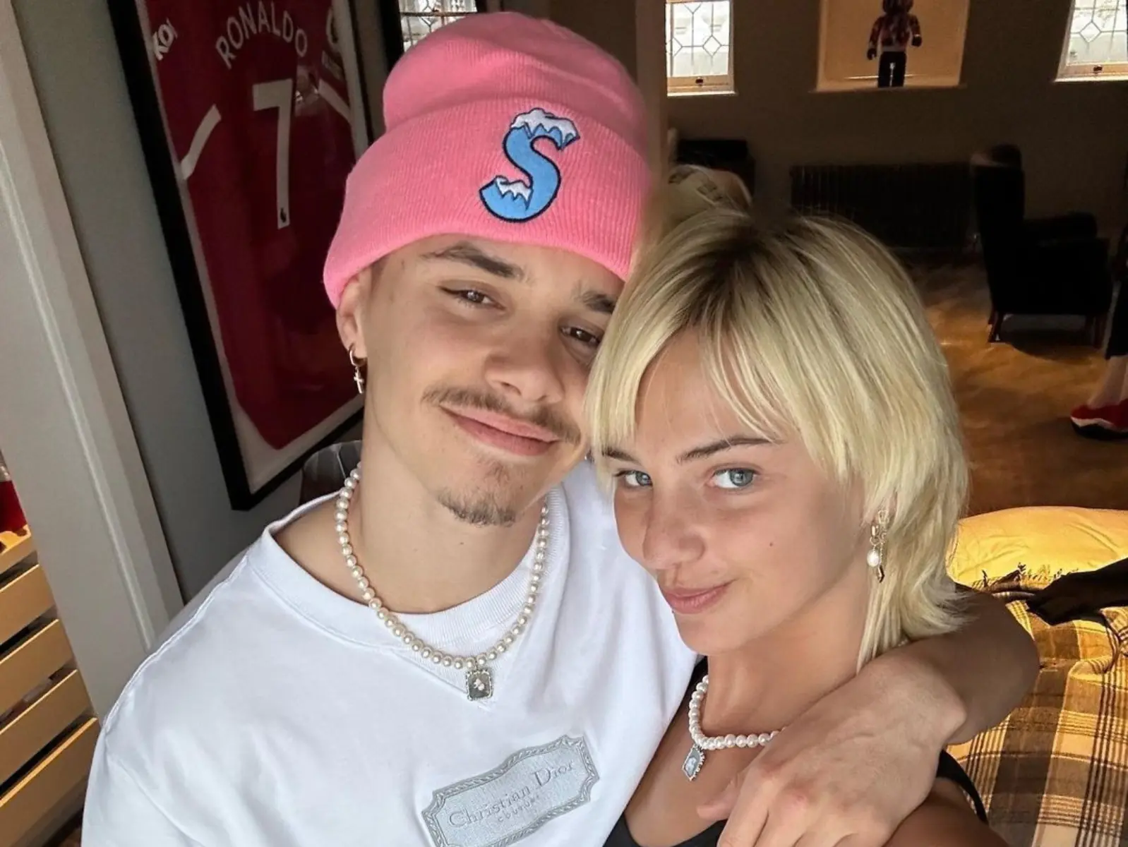 羅密歐貝克漢 Romeo Beckham 與女友米亞里根 Mia Regan 爆已訂婚，手上戒指引發討論！