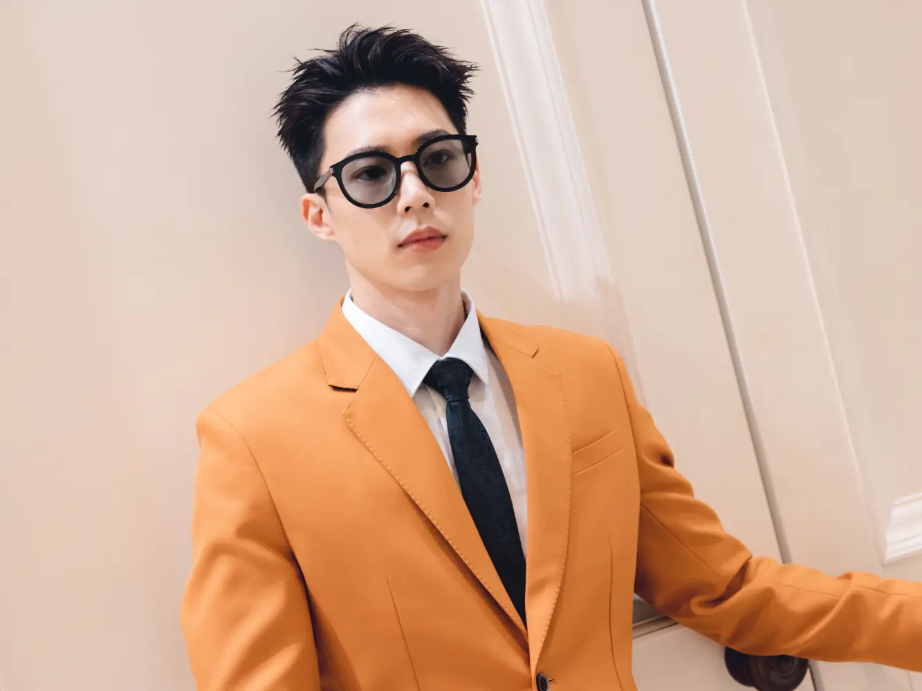 打造質感滿分的紳士穿搭！「BOLON EYEWEAR」攜手新銳演員黃信赫演繹「墨鏡穿搭範本」，輕鬆找到你的命定墨鏡！