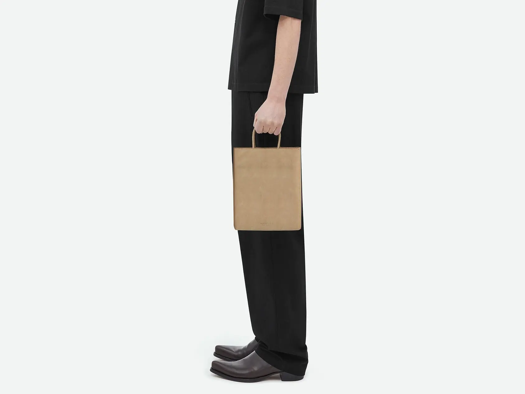 BOTTEGA VENETA 推出全牛皮「紙袋」，破萬售價讓網友高喊：「太荒謬！」