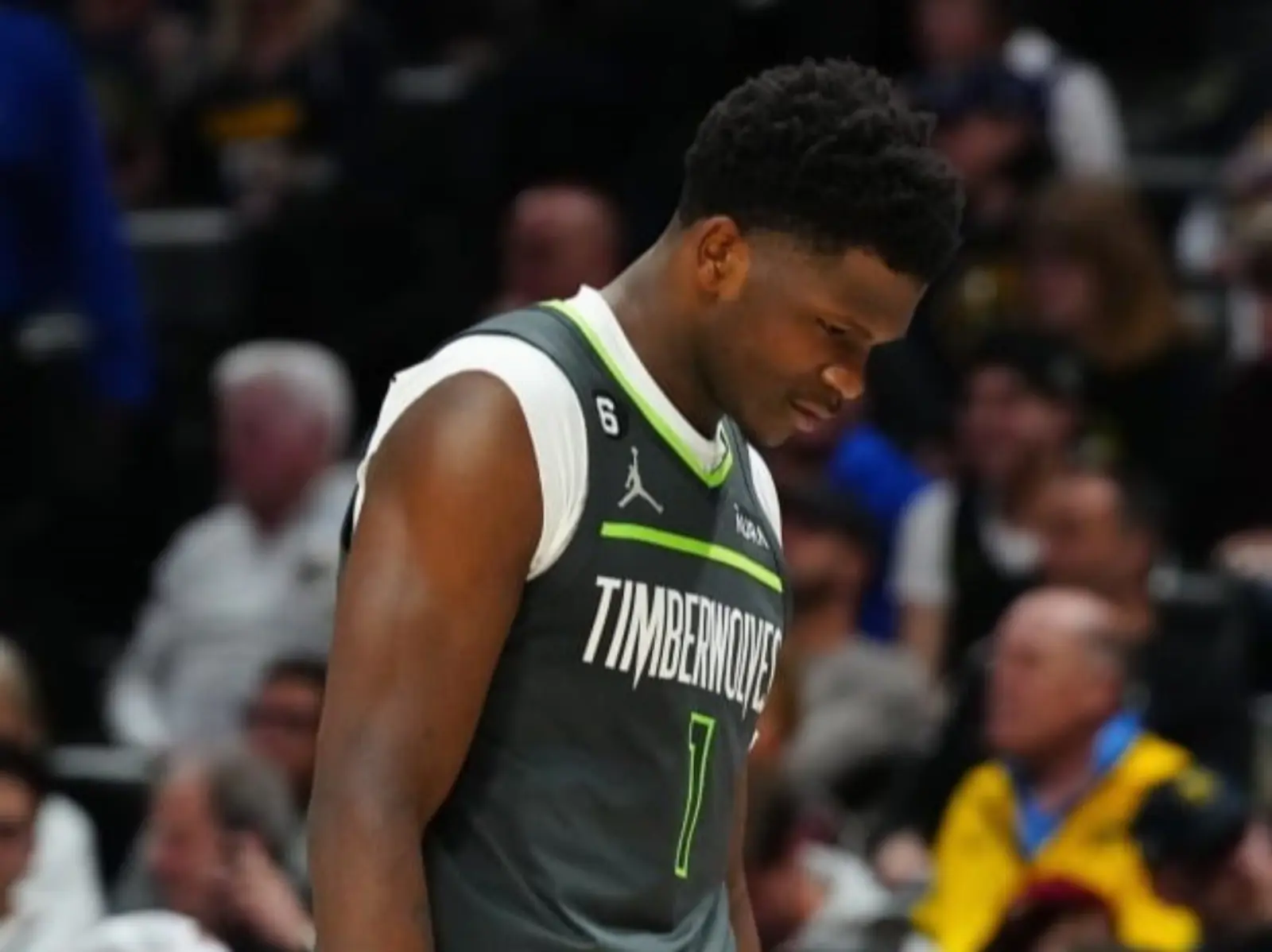 NBA 季後賽／灰狼愛德華茲 Anthony Edwards 錯失關鍵一擊，直接跑回休息室遭罵：「很沒運動家精神！」