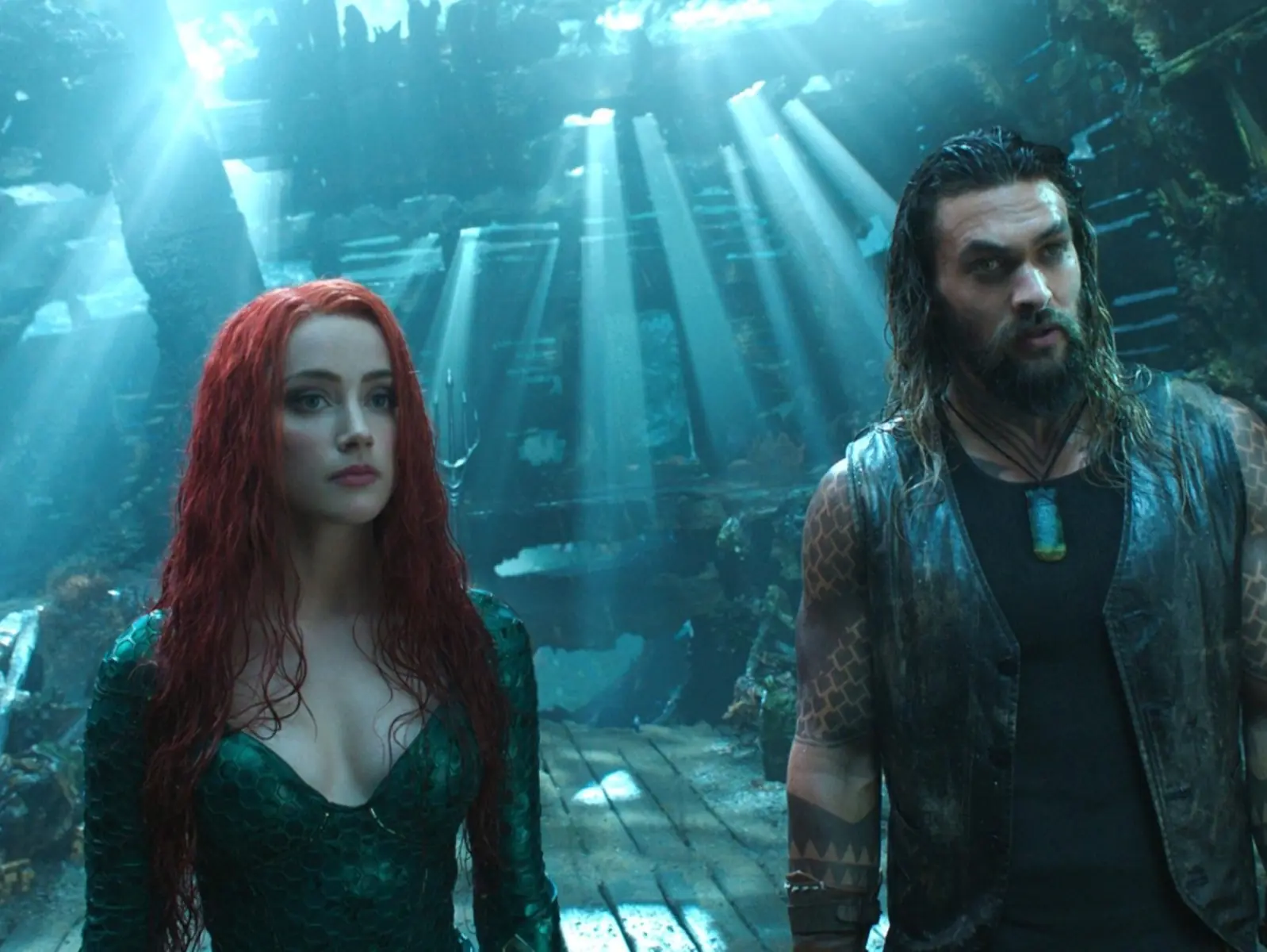 安柏赫德 Amber Heard 確定回歸《水行俠 2》，穿白衣下水作戰預告曝光！
