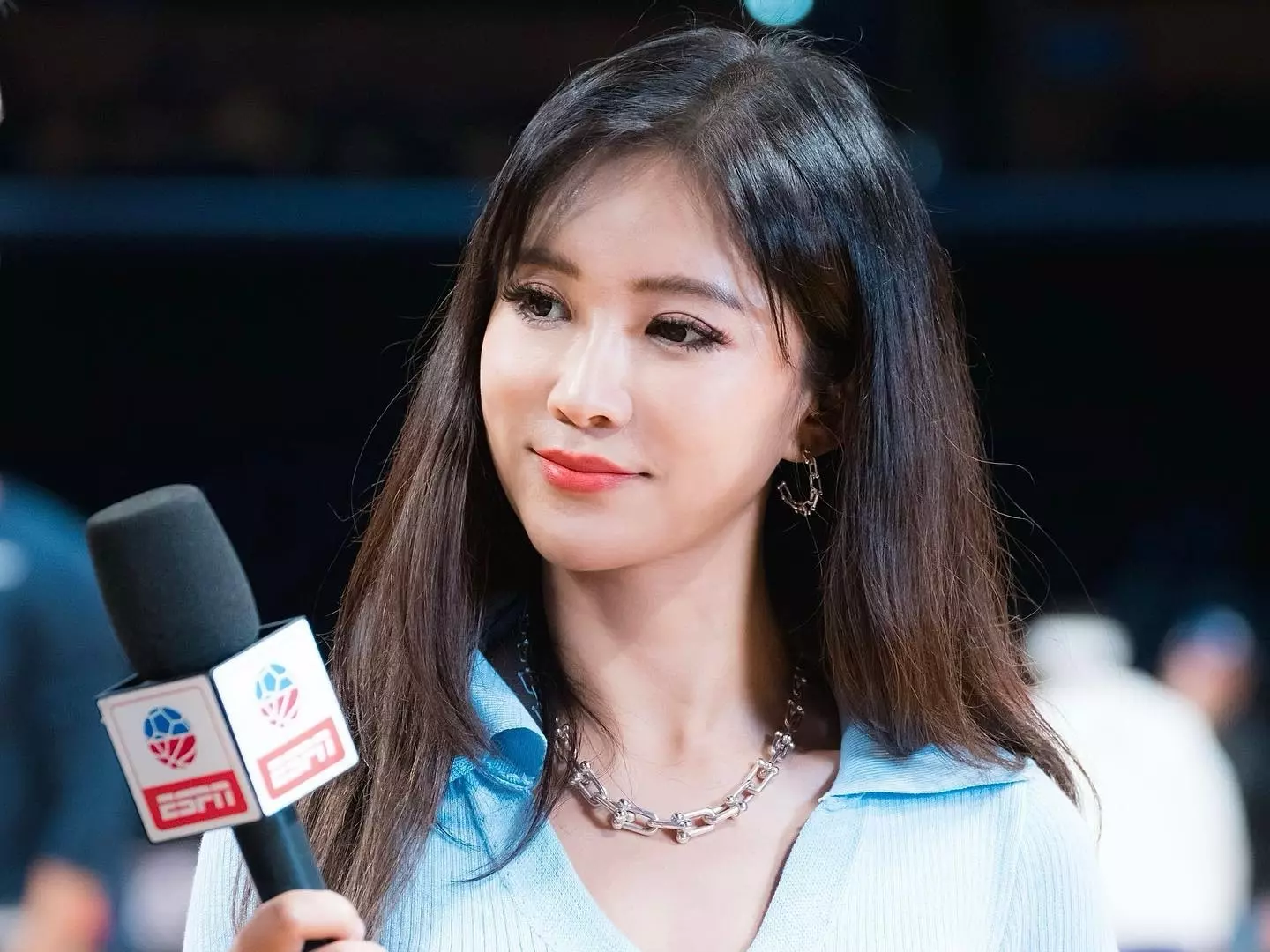 NBA 美女記者周玲安腳踩 Air Jordan 1、NB550 等爆款，鞋頭實力驚人！