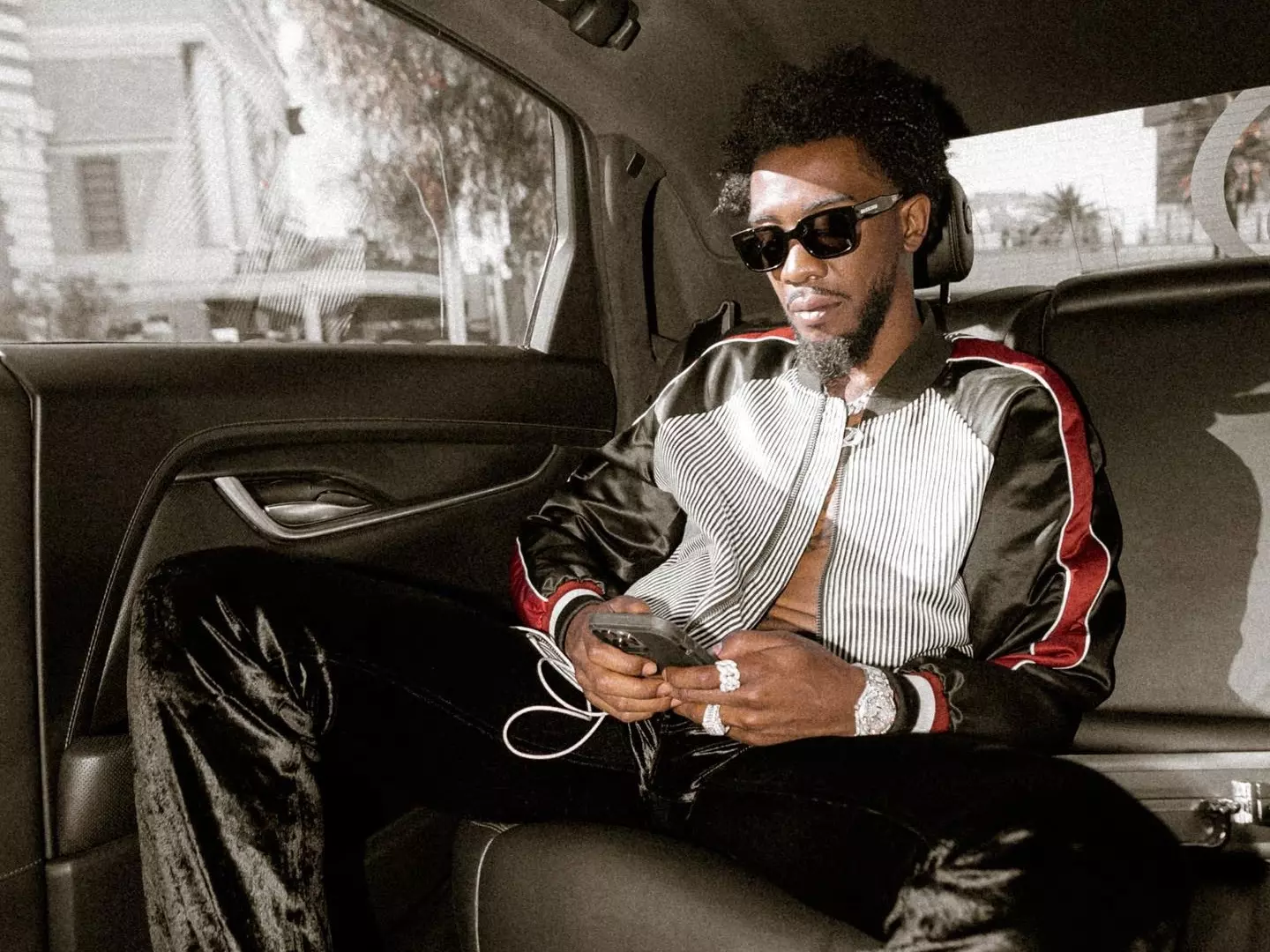 Desiigner 搭機時「無碼露出」兼打飛機，事後發文承認「身心狀況不佳」！