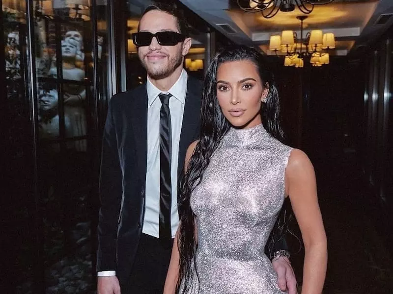 金卡戴珊 Kim Kardashian 嫉妒凱莉珍娜桃花旺，對自己單身感到憤怒！