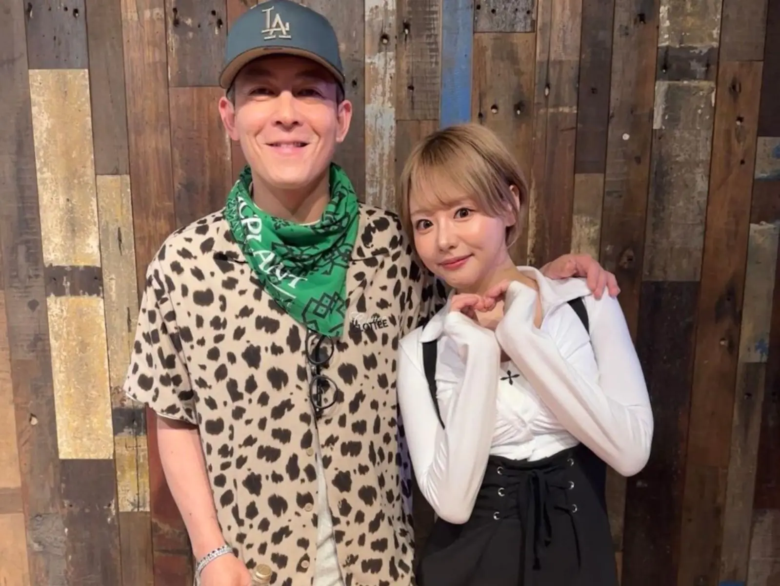 日本知名女優濱崎真緒與陳冠希相遇合照，手比愛心難掩興奮情緒！