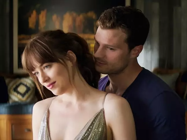 達珂塔強生 Dakota Johnson 抱怨演出《格雷的五十道陰影》後被過度性化，受訪時竟被問「喜歡那種玩具？」