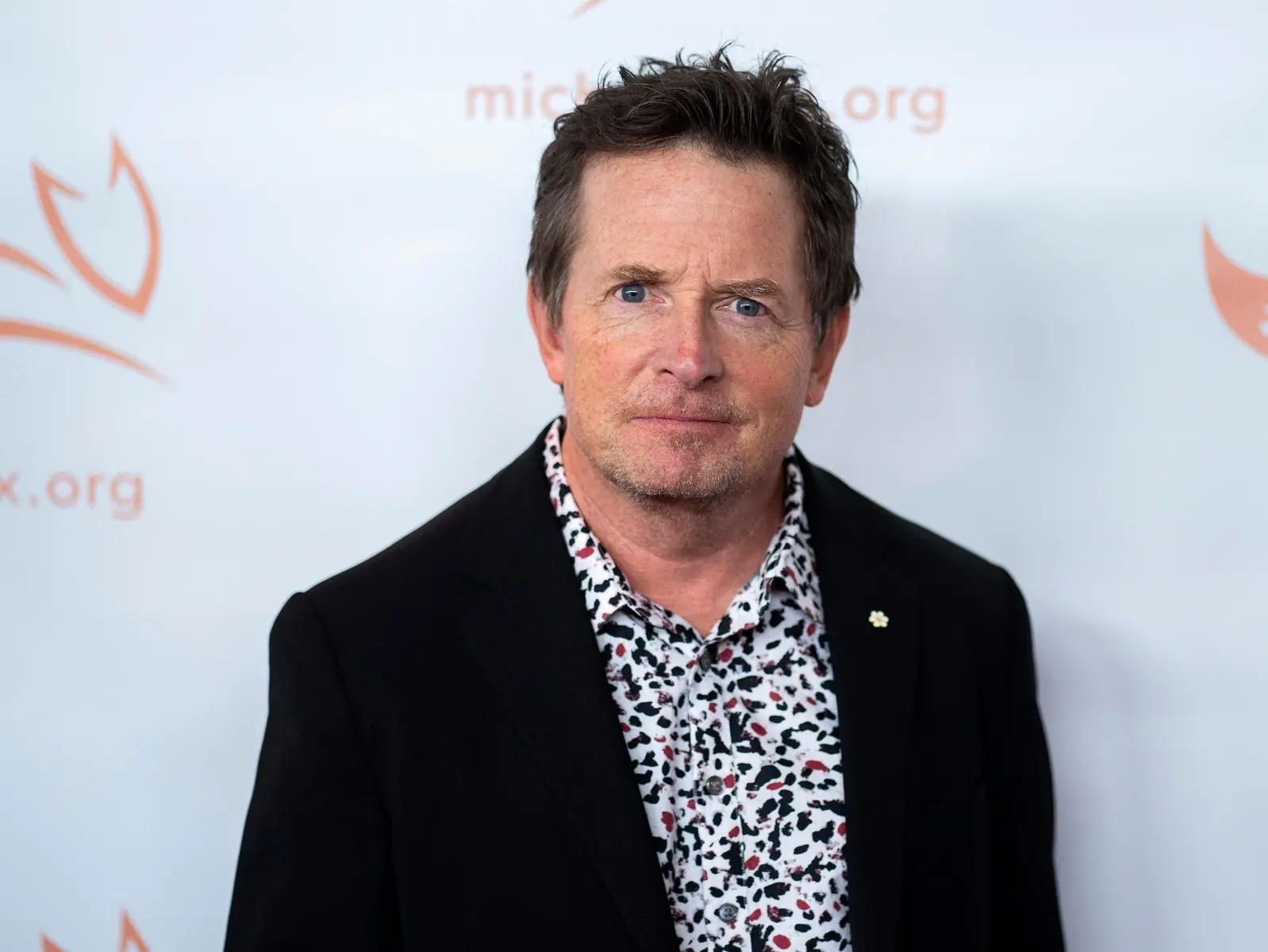 米高福克斯 Michael Fox 患帕金森氏症，親曝病情惡化：「活不到 80 歲」！