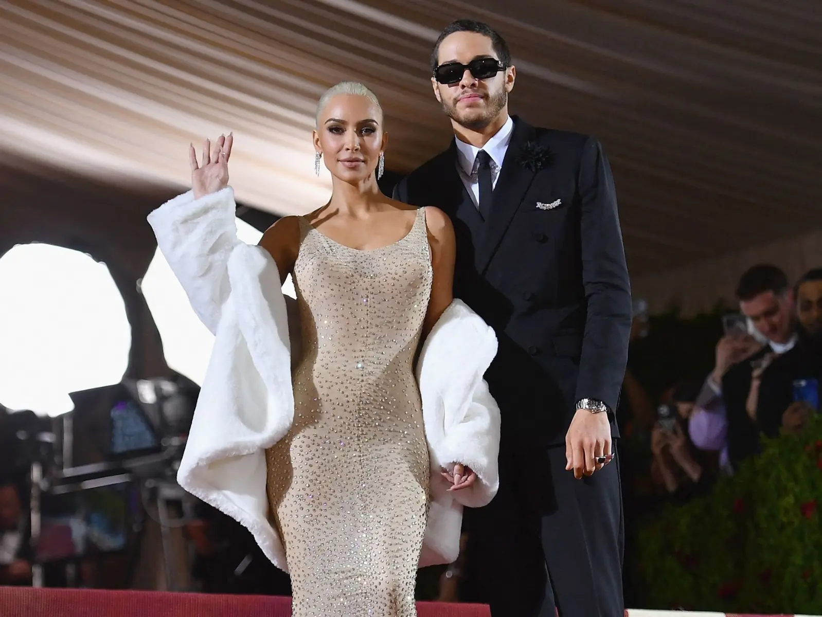 彼得戴維森 Pete Davidson、金卡戴珊 Kim Kardashian Met Gala 重逢，相談甚歡模樣引熱議！