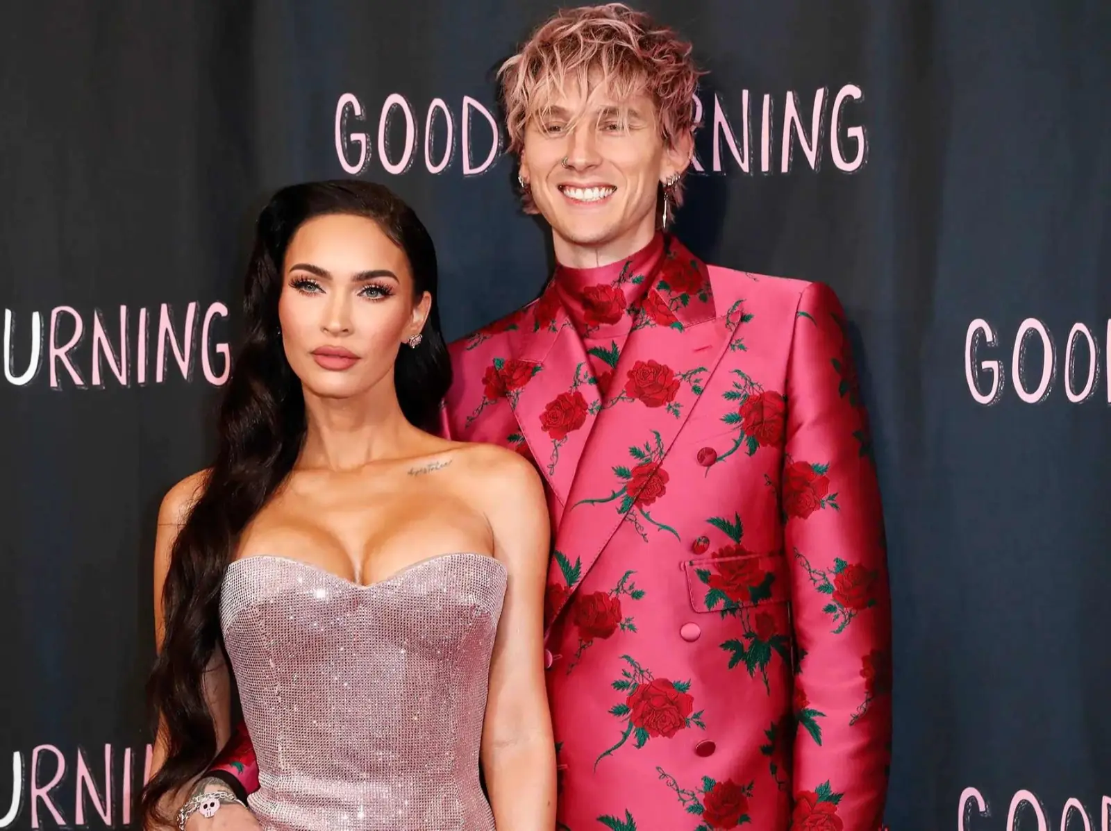 梅根福克斯 Megan Fox 為機關槍凱利 MGK 訂製超浮誇生日蛋糕，網：「重修舊好了嗎？」