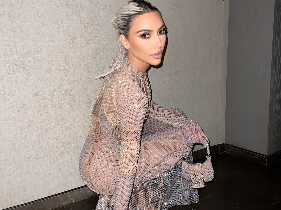 金卡戴珊 Kim Kardashian 自爆患有焦慮症，長期飽受頻尿所苦：「我都會自備小杯子車內應急！」
