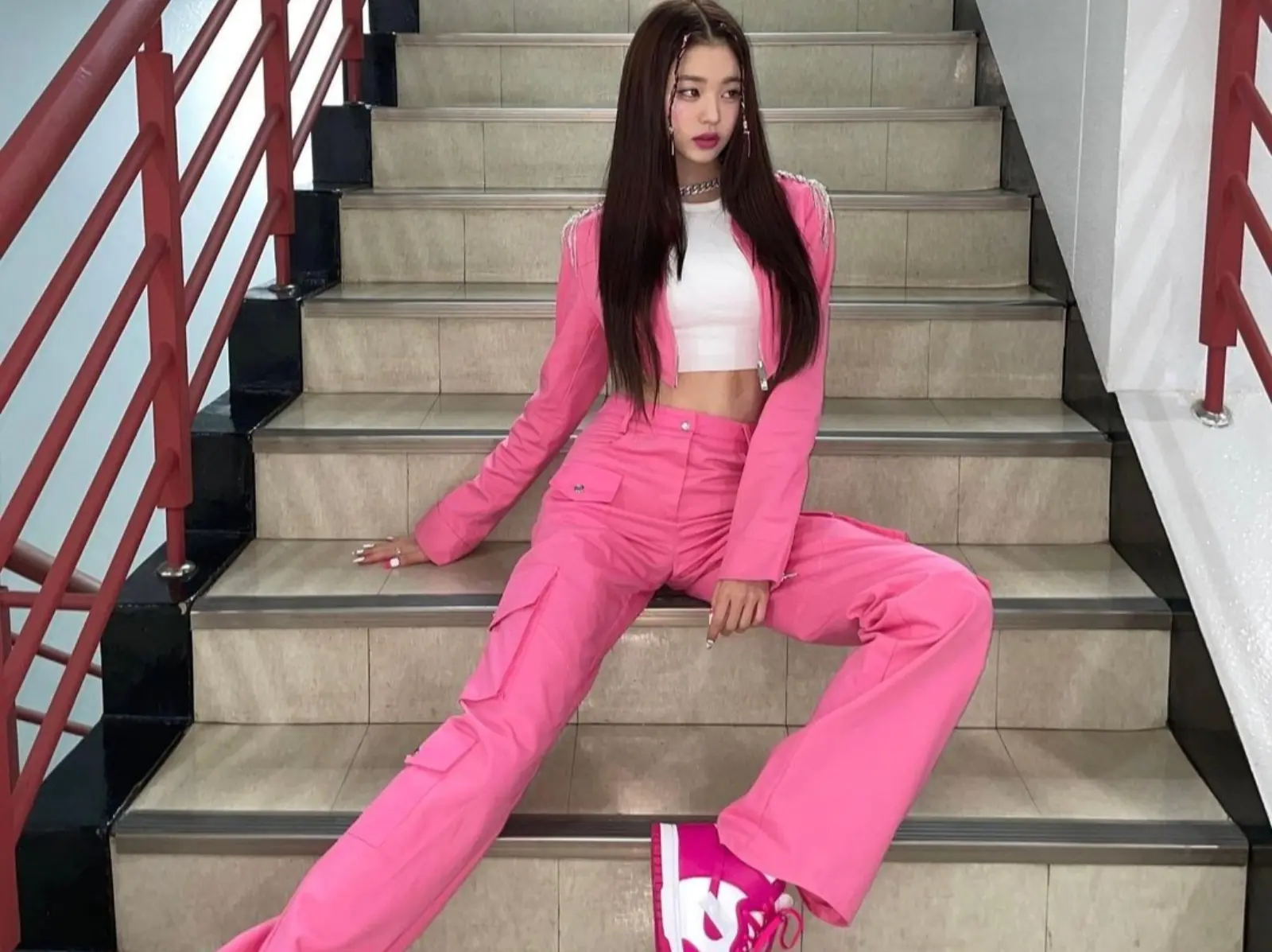 女生 Nike Dunk 穿搭技巧一次看！學 IVE 張員瑛、Hailey Bieber⋯穿出 5 種辣帥「Dunk 風」！