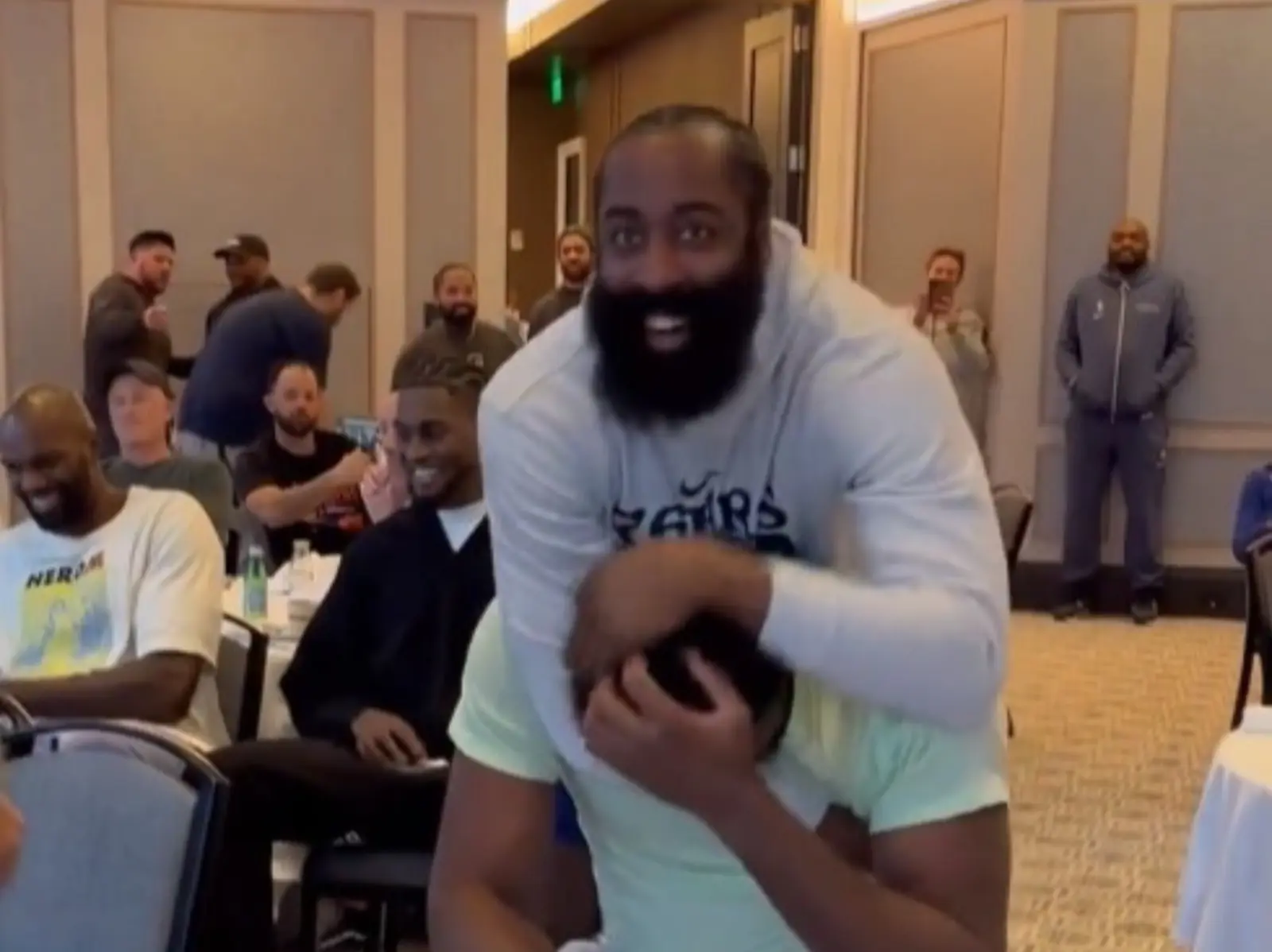 NBA／恩比德 Joel Embiid 榮獲年度 MVP 抱頭落淚，哈登 James Harden 送上暖心擁抱！