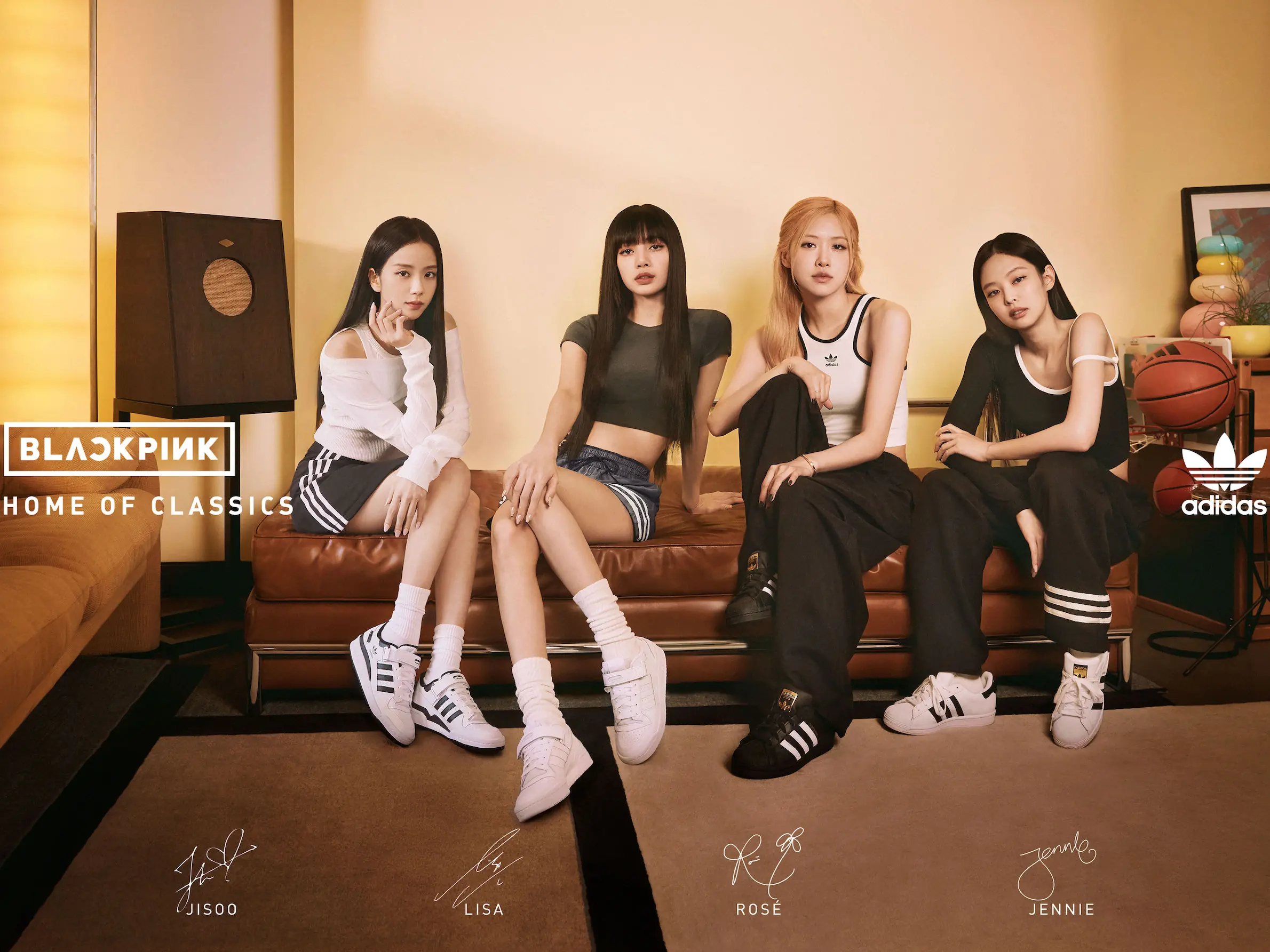 經典鞋款重磅回歸，復古風潮熱度再啟！ adidas Originals 攜手 BLACKPINK 重新演繹兩雙經典鞋款，打造型格至上的潮流穿搭，跨世代的百搭鞋款就屬這一雙！