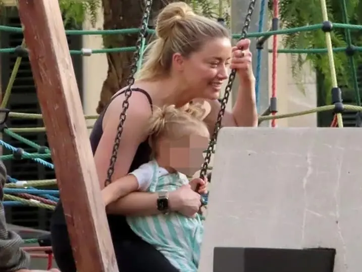傳安柏赫德 Amber Heard 將在《水行俠 2 》上映前永遠退出好萊塢，想讓女兒遠離演藝圈混亂！