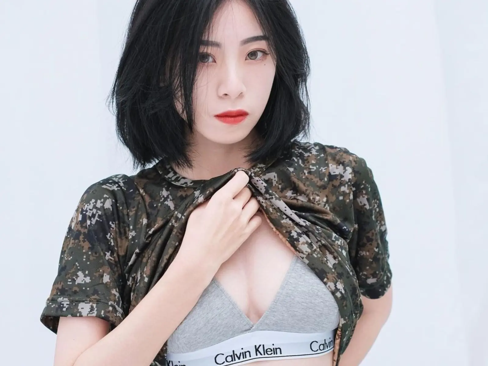 前國軍女軍官因「不雅影片」外流糟汰除，如今傳出將以驚人價格加入 SWAG 平台！