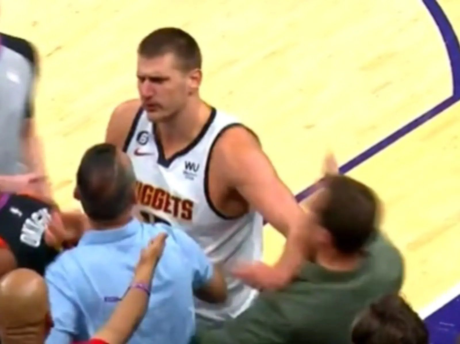 NBA 季後賽／「小丑」約基奇 Nikola Jokic 要球不成，直接將太陽老闆伊什比亞 Mat Ishbia 肘擊倒地！