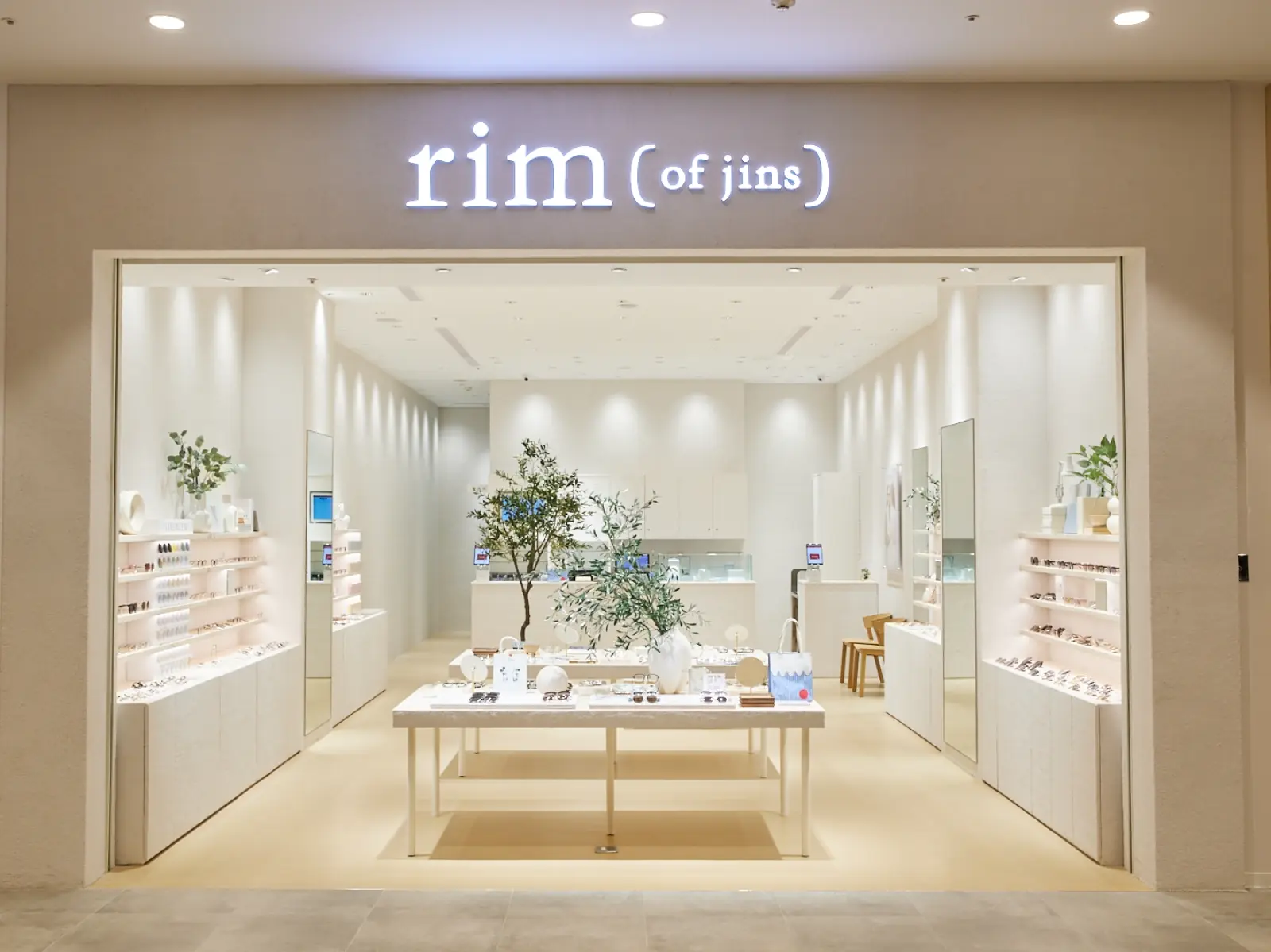 日系眼鏡潮牌 JINS 新型態登台！「rim of jins」海外首店插旗台中 LaLaport，獨家販售限定鏡框、彩色鏡片、文創雜貨，讓你盡情發揮穿搭創意