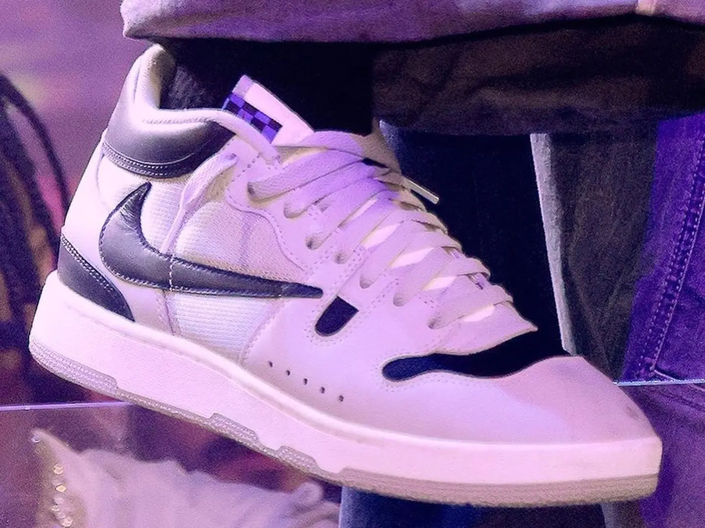 Travis Scott 最新上腳「倒勾」Nike Mac Attack，竟是 Air Jordan 1 的前輩！