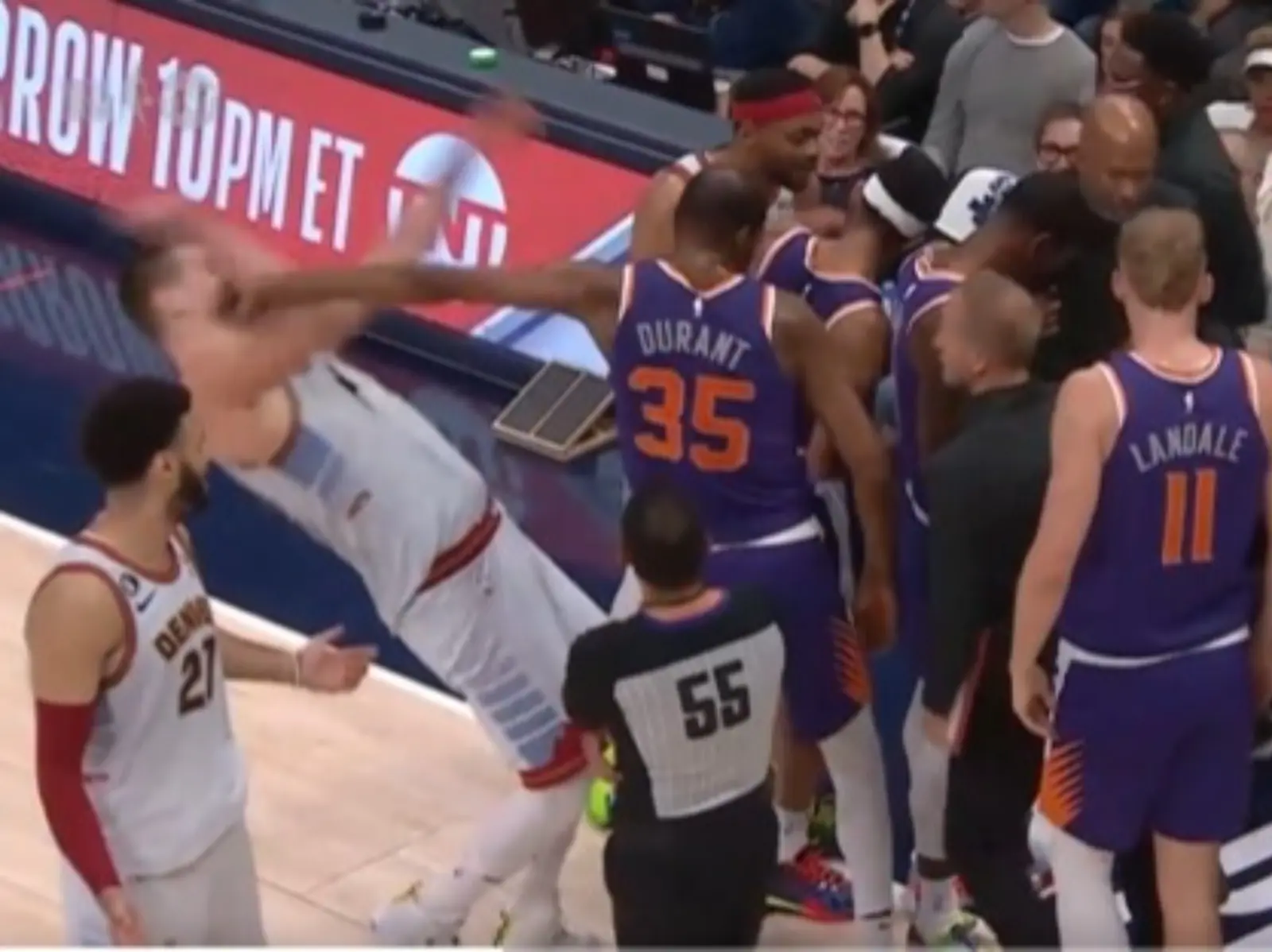 NBA 季後賽／金塊「小丑」Nikola Jokic 與布朗 Bruce Brown 偷聽太陽戰術，遭杜蘭特 Kevin Durant 一把推開！