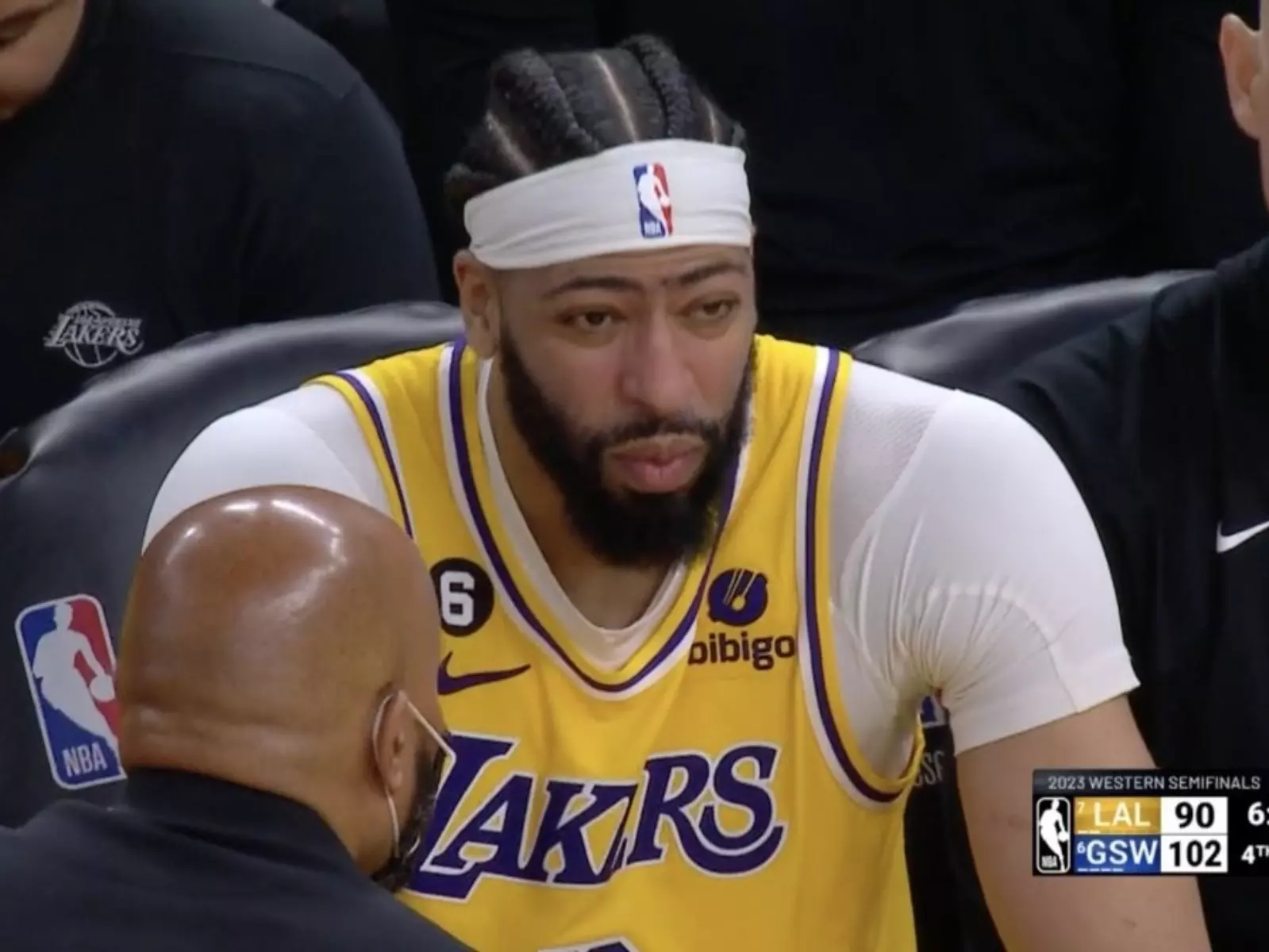 NBA 季後賽／Anthony Davis 遭 Kevon Looney 重擊臉部，提前「坐輪椅」被護送離場！