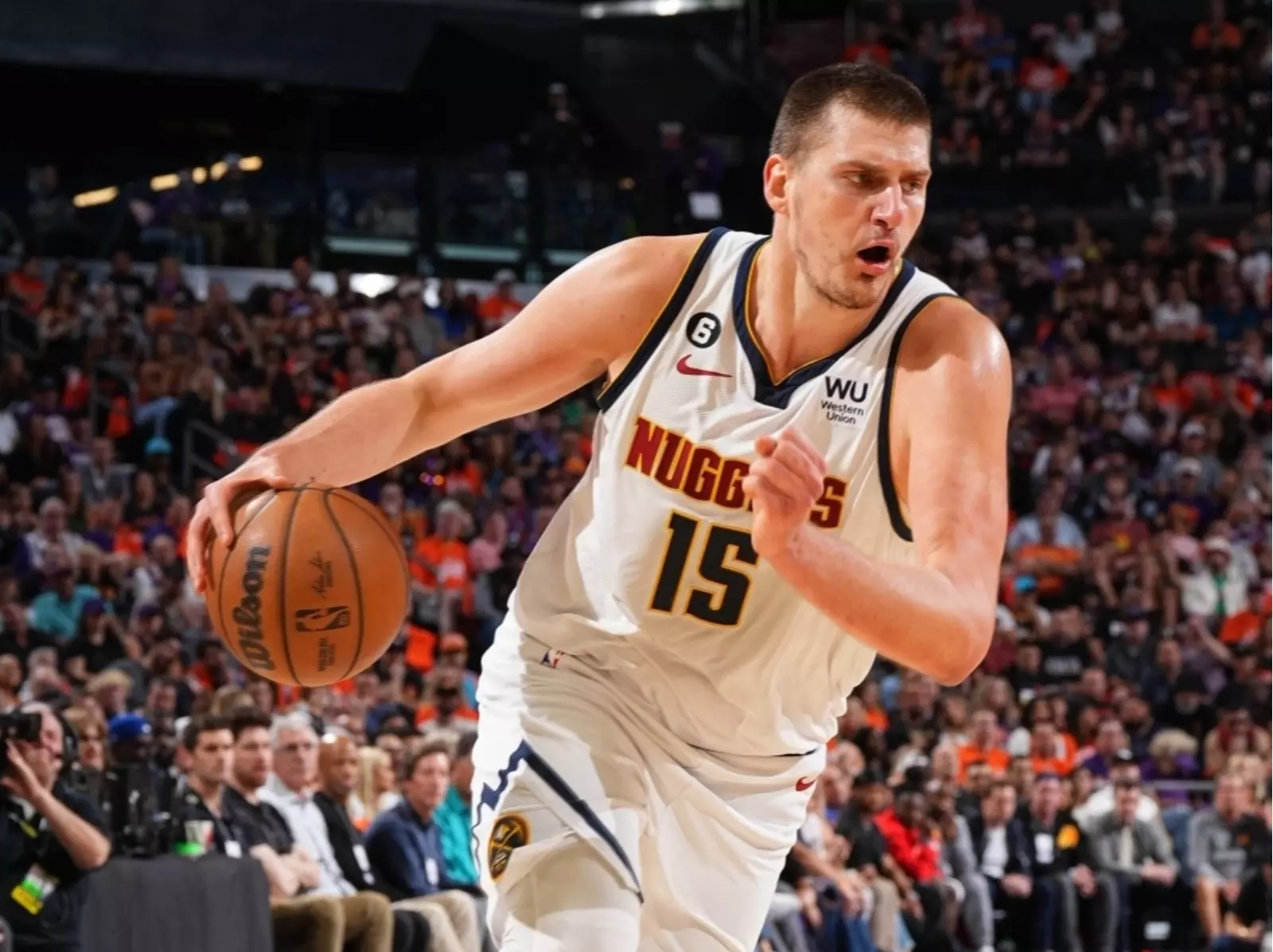NBA 季後賽／金塊大勝太陽晉級西決，Jokic 轟 32 分大三元、Booker 手感徹底低迷！