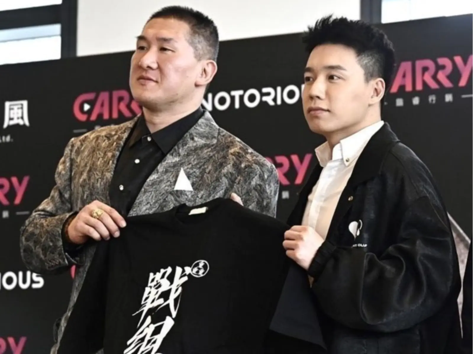 館長出席「鐘椅之戰」記者會擔任賽事顧問，Toyz 送「戰組 Tee」讓對方秒變臉！