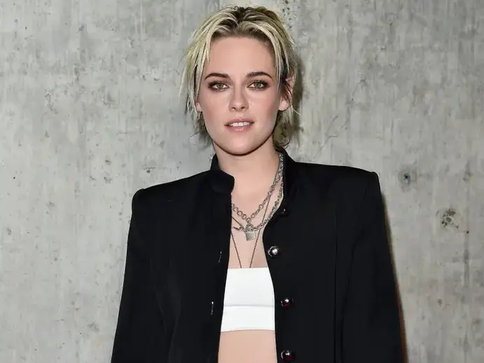 克莉絲汀史都華 Kristen Stewart 質疑珍妮佛安妮斯頓的名氣！不漂亮又沒才華：「憑什麼佔據頭版？」