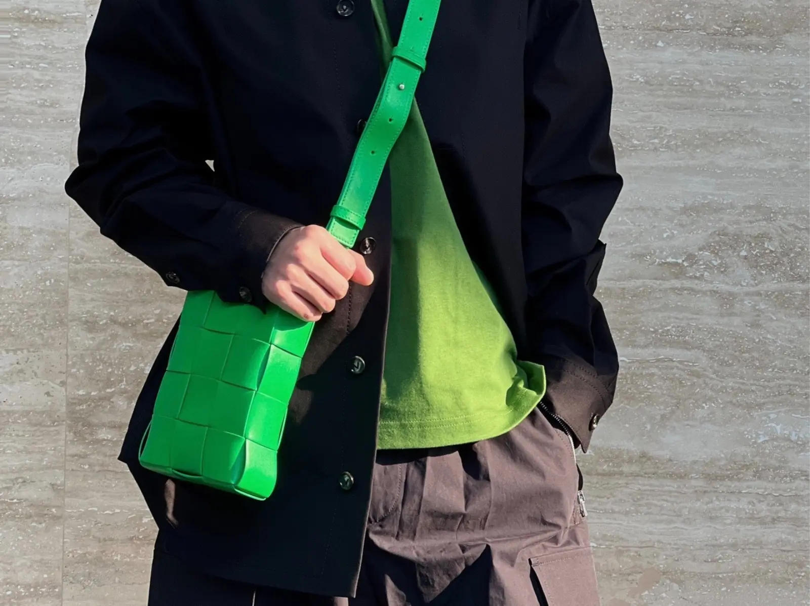 2023 精品手機包必買 Top 10！LV、Gucci、Prada⋯當小包背也很有型！