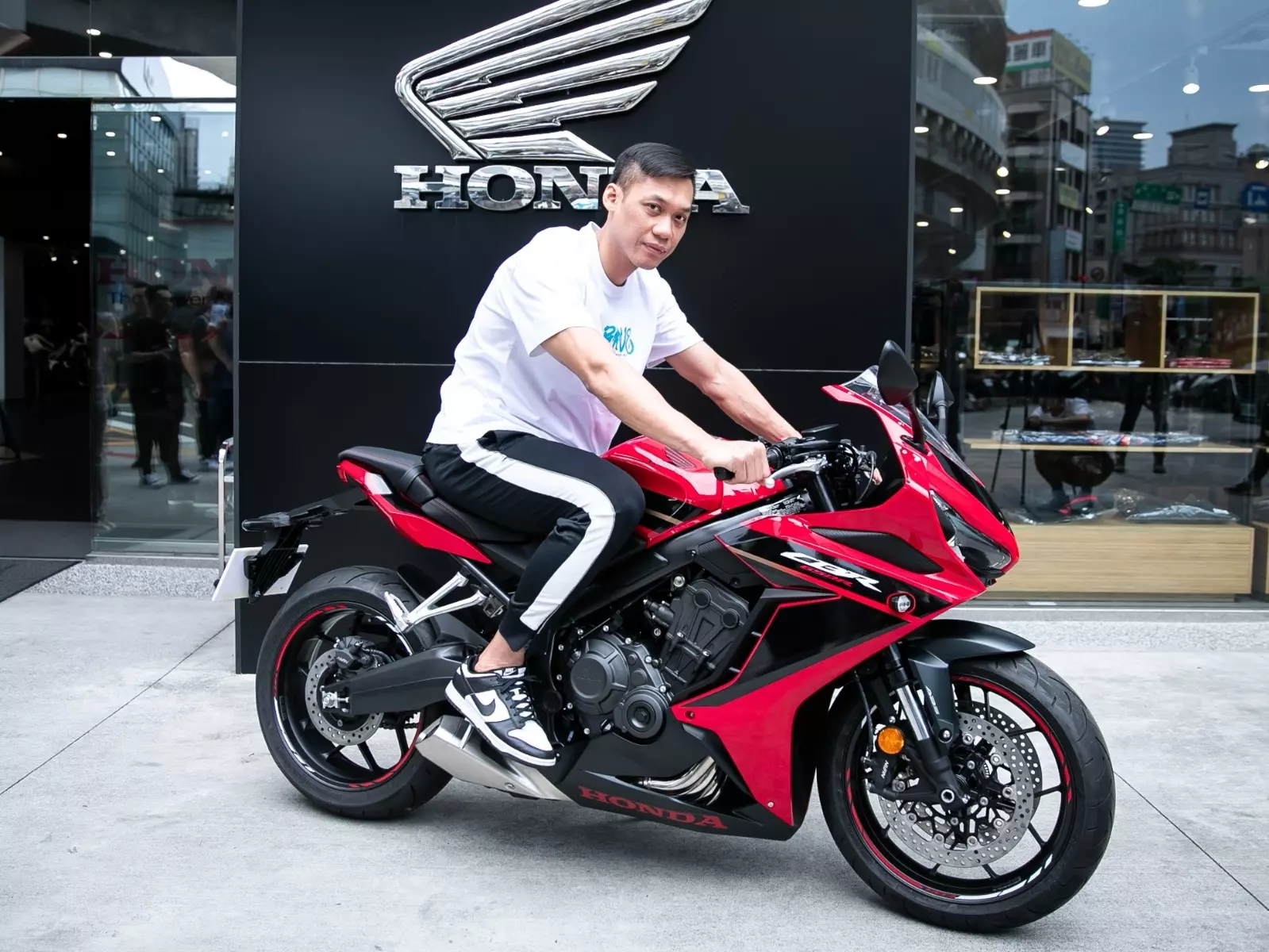 PLG／林志傑拿下「年度人氣王」三連霸，免費獲得 Honda 重機一台！