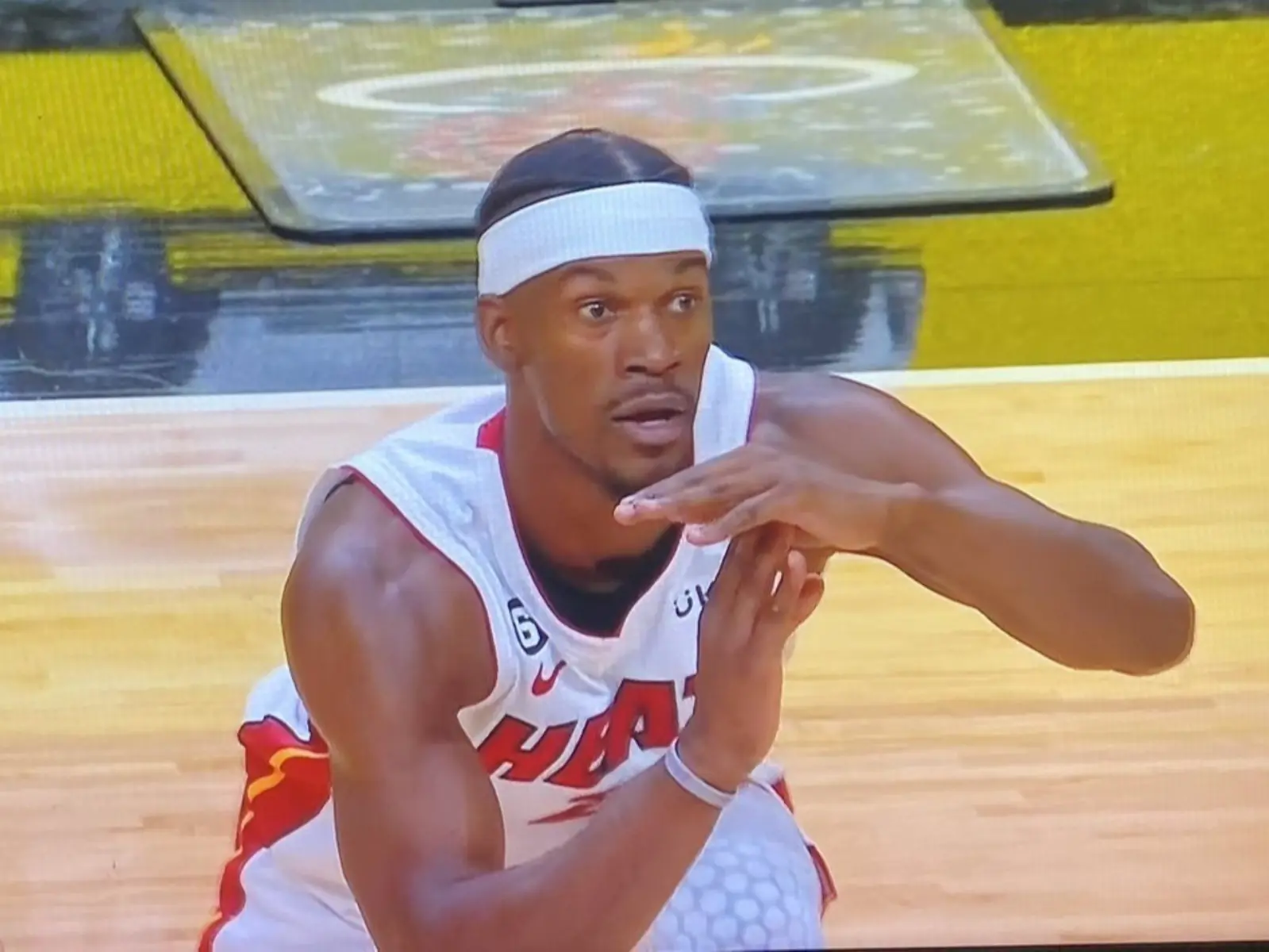 NBA 季後賽／熱火打爆塞爾提克系列賽聽牌，Jimmy Butler 幫對手「喊暫停」表情極致嘲諷！