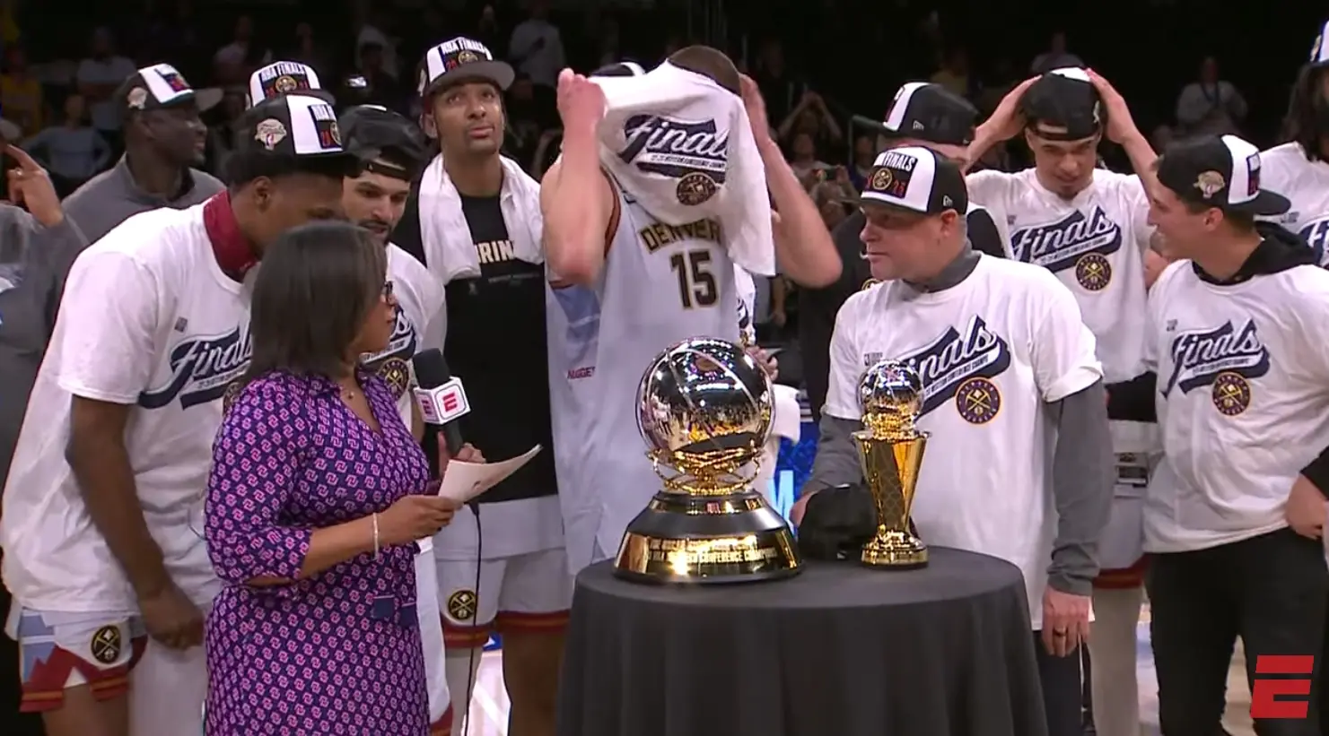 NBA／小丑 Nikola Jokic 獲西冠 MVP，頒獎典禮拿西冠 Tee 卻「太小件穿不下」只好用來擦汗！