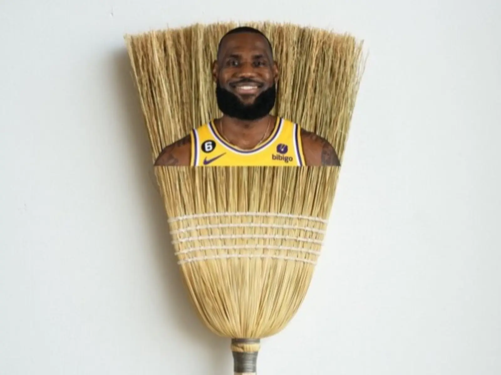 NBA 季後賽／詹皇 LeBron James 生涯第 3 度被橫掃，網友取「LeSwept」綽號及上傳「迷因影片」嘲笑！